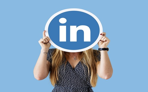 Tu Actividad Dentro de LinkedIn Dirigido a<br><br> Trabajadores cualificados, mandos intermedios y directivos del departamento de ventas involucrados en las ventas.<br><br> Descripción<br><br> Con este contenido de curso profesional el alumnado podrá mejorar su actividad dentro de LinkedIn, para ello se abarracarán temas como estrategias que permitan fortalecer marca, aumentar la presen en LinkedIn, así como la gestión del tiempo en LinkedIn para que sea productivo.<br><br> COMPETENCIAS<br><br> 1.Descubrir las claves para fortalecer el conocimiento de tu marca y mostrarte como un líder de opinión e impactar en tu mercado para atraer potenciales clientes y seguidores.<br> 2.Hacerte amigo del algoritmo y conocer la forma de cómo publicar para que te permita ganar mayor visibilidad en tus contenidos y captar la atención de tu comunidad de seguidores.<br> 3.Aumentar tu presencia en LinkedIn aprendiendo a construir nuevas relaciones de confianza y credibilidad dónde te conviertas en el mejor recurso.<br> 4.Identificar tus armas de prospección para disponer de un sistema de ventas en LinkedIn que te ayude a encontrar a los tomadores de decisiones y estar presente en su proceso de compra.<br> 5.Descubrir qué indicadores debemos activar para conocer el estado en el que nos encontramos en nuestra estrategia.<br> 6.Aprender a gestionar el tiempo en LinkedIn para aumentar la productividad.<br><br> CRITERIOS DE EVALUACIÓN (Objetivos)<br><br> 1.Identificar las 3 armas que tienes para potenciar tu marca personal en LinkedIn.<br> 2.Optimizar tus publicaciones, y motivar a las personas publicando con diferentes tipos de contenido, para ir más allá de sus sueños. Aprender a planificar contenido de la semana. Aplicar tus conocimientos en tu estrategia de comentarios para darte a conocer como un experto en su sector.<br> 3.Conocer los resultados de tus publicaciones te permite saber si vas por el buen camino, además de encontrar nuevos potenciales clientes. Automatizar los procesos de publicación en LinkedIn para que te permitan ser más productivo/a.<br> 4.Disponer de sistema de prospección en LinkedIn te va a permitir saber qué pasos debes de hacer para generar reuniones o llamadas de negocio. Aprender a definir tus mensajes y disponer de tus propias plantillas personalizadas que te hagan acercarte a tu potencial cliente para ganar su confianza y credibilidad. Saber identificar los momentos más oportunos para sacarlos de LinkedIn y llevarlos a otras herramientas de seguimiento (Leads).<br> 5.Medir tus acciones en LinkedIn para conocer si cumples con tus objetivos o tienes que pivotar tu estrategia.<br> 6.Aplicar tu propio plan de acción para saber en todo momento que hacer en LinkedIn, gracias a tu TimeBlocking.