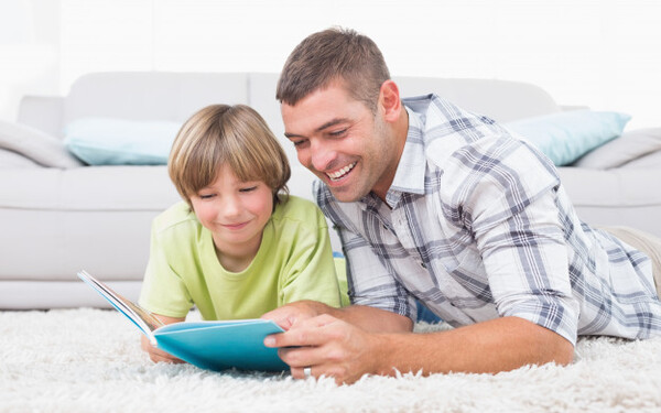 Storytelling Aplicado al Ámbito Comercial Dirigido a<br><br> Profesionales de cualquier sector que se dediquen a la venta, poniendo especial énfasis en puestos de comercial y operador telemarketing, director comercial, jefe de ventas, así como otros profesionales con funciones comerciales, director general, director marketing, director RRHH, gerente de ventas o responsable de compras.<br><br> Descripción<br><br> Con este contenido de curso profesional alumno aprenderá el concepto de Storytelling abarcando aspectos como las claves del Storytelling en diferentes ámbitos (política, publicidad, cine, empresarial), las características del comercial para usar historias en la venta, así como los errores comunicativos y las claves de la Economía Conductual para el diseño de Storytelling que ayuden al comercial a vender.<br><br> COMPETENCIAS<br><br> 1.Identificar y comprender conceptualmente de qué hablamos cuando hablamos de Storytelling para poder encuadrar adecuadamente nuestro diseño posterior de Storytelling comercial.<br> 2.Identificar las claves del Storytelling aplicado al ámbito de la Política, la Medicina, la Educación y el Deporte, para extraer de esos ejemplos aprendizajes aplicables al ámbito comercial.<br> 3.Identificar las claves del Storytelling aplicado al ámbito del Marketing y la Publicidad, para extraer de esos ejemplos aprendizajes aplicables al ámbito comercial.<br> 4.Identificar las claves de la Economía Conductual y comprender cómo funcionan los sesgos cognitivos para entender cómo las personas tomamos decisiones y por lo tanto cómo diseñar argumentos que ayuden al Comercial a conseguir sus objetivos.<br> 5.Identificar los obstáculos que el comprador se encontrará en el proceso de venta, así como las motivaciones de compra del consumidor (buyer persona).<br> 6.Identificar las claves de una correcta escucha activa (diferenciada de una escucha superficial) para convertir al cliente en cliente-narrador, de forma que el vendedor pueda obtener toda la información que necesita para fundamentar sobre ella su storytelling.<br><br> CRITERIOS DE EVALUACIÓN (Objetivos)<br><br> 1.Identificar conceptualmente qué es el Storytelling y sus claves.<br> 2.Ser capaz de extraer el esquema Storytelling en distintos ámbitos del Conocimiento (Política, Medicina, Educación y Deporte), para obtener el condensado aplicable con el que diseñar nuestros propios esquemas de Storytelling aplicables al ámbito comercial.<br> 3.Ser capaz de extraer el esquema Storytelling en el ámbito del Marketing y la Publicidad, para obtener el condensado aplicable con el que diseñar nuestros propios esquemas de Storytelling aplicables al ámbito comercial.<br> 4.Ser capaz de entender cómo funcionan los atajos mentales inherentes al ser humano a la hora de tomar decisiones (en este caso decisiones contextualizadas en el ámbito compras/ventas).<br> 5.Ser capaz de comprender los distintos obstáculos que el comprador se va a encontrar en el proceso de venta, así como las motivaciones de compra del consumidor, para poder construir un storytelling eficaz, basado en la realidad de nuestro buyer persona.<br> 6.Ser capaz de identificar las claves de la escucha activa (para potenciarla) y qué no hacer cuando estamos escuchando a un cliente (escucha superficial).