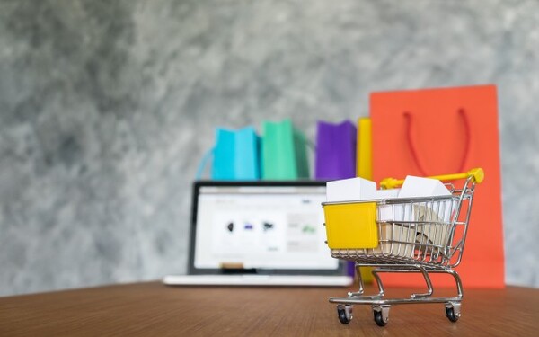 El eCommerce como Producto Digital Dirigido a<br><br> Profesionales de cualquier sector que estén interesado en ampliar su conocimiento del producto digital en un eCommerce, poniendo especial énfasis en Directivos y Mandos Intermedios, Personal de tecnología y Marketing eCommerce.<br><br> Descripción<br><br> Con este contenido de curso profesional el alumno aprenderá los aspectos importantes del producto digital en un eCommerce, abarcando aspectos como el diseño del eCommerce y los distintos canales de Marketing, así como las técnicas y principios de User Experience (UX) y Conversion Rate Optimization (CRO).<br><br> COMPETENCIAS<br><br>1.Conocer los principales gestores de contenido (CMS) y plataformas de pago existentes para eCommerce para poder elegir las más adecuadas en cada proyecto.<br> 2.Conocer los principales aspectos de imagen y diseño de un eCommerce para que se ajuste a lo que queremos transmitir.<br> 3.Conocer los distintos canales de marketing que puede utilizar un eCommerce para poder elegir los más adecuados en cada proyecto.<br> 4.Conocer distintas técnicas y principios de User Experience (UX) aplicables al eCommerce para crear sitios fáciles e intuitivos y minimizar errores.<br> 5.Conocer distintas técnicas y principios de la Conversion Rate Optmization (CRO) aplicables al eCommerce para crear sitios orientados a conversión.<br><br> CRITERIOS DE EVALUACIÓN (Objetivos)<br><br> 1.Saber indicar las principales plataformas de pago y CMS más apropiadas para un eCommerce.<br> 2.Saber definir el look and feel de un eCommerce.<br> 3.Saber utilizar los distintos canales de Marketing en un eCommerce.<br> 4.Saber aplicar las distintas técnicas de UX para eCommerce.<br> 5.Saber aplicar las distintas técnicas de CRO para eCommerce.