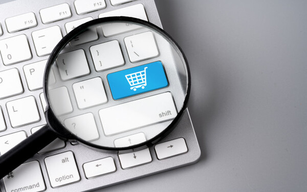 Venta Online (eCommerce) (LATAM) Dirigido a<br><br> Profesionales de cualquier sector que estén interesado en ampliar su mercado de ventas a nivel online, poniendo especial énfasis en Directivos y Mandos Intermedios, Personal de Tecnología eCommerce, Marketing eCommerce, Logística, ATC eCommerce, así como Personal Legal y Financiero/Analista eCommerce.<br><br> Descripción<br><br> Con este contenido de curso profesional el alumno aprenderá lo aspectos importantes en un eCommerce, para poder valorar el desarrollo de uno, abarcando aspectos como los económicos, la determinación de la plataforma de pago, el diseño del eCommerce, los distintos canales de Marketing, las técnicas y principios de User Experience (UX) y Conversion Rate Optimization (CRO), los aspectos logísticos, así como los diferentes canales de atención al cliente y la analítica de un eCommerce.<br><br> COMPETENCIAS<br><br> 1.Conceptualizar y conocer todos los aspectos importantes de un eCommerce para poder valorar la idoneidad de lanzar uno.<br> 2.Conocer los principales aspectos económicos de un eCommerce para poder valorar la creación de uno.<br> 3.Conocer los principales gestores de contenido (CMS) y plataformas de pago existentes para eCommerce para poder elegir las más adecuadas en cada proyecto.<br> 4.Conocer los principales aspectos de imagen y diseño de un eCommerce para que se ajuste a lo que queremos transmitir.<br> 5.Conocer los distintos canales de marketing que puede utilizar un eCommerce para poder elegir los más adecuados en cada proyecto.<br> 6.Conocer distintas técnicas y principios de User Experience (UX) aplicables al eCommerce para crear sitios fáciles e intuitivos y minimizar errores.<br> 7.Conocer distintas técnicas y principios de la Conversion Rate Optmization (CRO) aplicables al eCommerce para crear sitios orientados a conversión.<br> 8.Conocer los principales aspectos logísticos de un eCommerce para poder valorarlos si se quiere montar uno.<br> 9.Conocer los distintos canales de atención al cliente que puede utilizar un eCommerce para poder elegir los más adecuados en cada proyecto.<br> 10.Conocer las principales métricas y KPIs de un eCommerce para conocer su estado y evolución y acciones a acometer.<br><br> CRITERIOS DE EVALUACIÓN (Objetivos)<br><br> 1.Saber indicar todos los aspectos importantes a tener en cuenta en un eCommerce.<br> 2.Saber estimar todos los aspectos económicos de un eCommerce previos y posteriores al lanzamiento.<br> 3.Saber indicar las principales plataformas de pago y CMS más apropiadas para un eCommerce.<br> 4.Saber definir el look and feel de un eCommerce.<br> 5.Saber utilizar los distintos canales de Marketing en un eCommerce.<br> 6.Saber aplicar las distintas técnicas de UX para eCommerce.<br> 7.Saber aplicar las distintas técnicas de CRO para eCommerce.<br> 8.Saber cómo afrontar los distintos aspectos logísticos de un eCommerce.<br> 9.Saber llevar a cabo una correcta atención al cliente en un eCommerce.<br> 10.Saber medir los KPIs principales de un eCommerce.