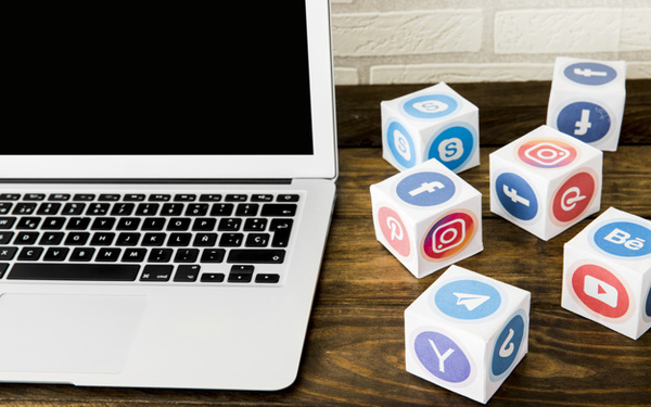 Community Manager Dirigido a<br><br> Profesionales de la comunicación y el marketing o que quieran mejorar su estrategia de comunicación corporativa, con un especial énfasis a su presencia en redes sociales y el posicionamiento digital de la empresa.<br><br> Descripción<br><br> Con este contenido de curso profesional el alumno aprenderá todo el ámbito de actuación para ejercer la labor de Community Manager de una manera satisfactoria, abarcando el estudio de la planificación estratégica integral, analizando cada una de las redes sociales de mayor relevancia en la actualidad, así como la gestión de Blogs, las métricas y analíticas necesarias.<br><br> COMPETENCIAS<br><br>1.Entender adecuadamente las labores a desempeñar como community manager para favorecer la comunicación empresarial.<br> 2.Planificar estrategias efectivas para mejorar el impacto de las acciones como community manager, de cara a aumentar el impacto y buscar la viralidad.<br> 3.Entender la importancia de medir y analizar las acciones y publicaciones realizadas para mejorar la comunicación corporativa.<br> 4.Comprender la importancia de la reputación online para salvaguardar la imagen corporativa.<br> 5.Entender el funcionamiento, la tipología y la importancia del blog corporativo para determinar el más adecuado para cada empresa.<br> 6.Entender cómo realizar contenido único y diferencial para un blog corporativo en Blogger.<br> 7.Conocer las principales redes sociales existentes y su popularidad en España para definir la estrategia corporativa en Social Media.<br> 8.Conocer Facebook como red social y sus aplicaciones para uso corporativo.<br> 9.Conocer Twitter como red social y sus aplicaciones para uso corporativo.<br> 10.Conocer Instagram como red social y sus aplicaciones empresariales para uso corporativo.<br> 11.Conocer LinkedIn como red social y sus aplicaciones empresariales para uso corporativo.<br> 12.Conocer Youtube como red social y sus aplicaciones empresariales para uso corporativo.<br> 13.Obtener la capacidad para crear un plan de social media adecuado para nuestra estrategia de comunicación para completar el plan de marketing empresarial.<br> 14.Conocer las principales herramientas a utilizar para realizar las labores de community manager para desarrollar la labor de community manager.<br><br> CRITERIOS DE EVALUACIÓN (Objetivos)<br><br> 1.Comprender el trabajo y las habilidades a desarrollar en la labor como community manager.<br> 2.Aprender a realizar una planificación estratégica de las acciones del ámbito digital adaptadas a la empresa.<br> 3.Conocer los principales KPI´s existentes y las herramientas para monitorizar la efectividad de las acciones desarrolladas en el ámbito digital.<br> 4.Comprender la importancia de la comunicación online y aprender a gestionar situaciones de crisis.<br> 5.Aprender a distinguir los distintos tipos de blog usados actualmente y desarrollar la capacidad para determinar el más adecuado.<br> 6.Conocer las herramientas y criterios para crear un contenido único y diferencial para el blog corporativo utilizando Blogger.<br> 7.Conocer las principales redes sociales, su tipología y su popularidad nacional para definir la estrategia corporativa en Social Media.<br> 8.Conocer Facebook como red social, su funcionamiento y aprender a utilizarlo adaptado a las necesidades empresariales para uso corporativo.<br> 9.Conocer Twitter como red social, su funcionamiento y aprender a utilizarlo adaptado a las necesidades empresariales para uso corporativo.<br> 10.Conocer Instagram como red social, su funcionamiento y aprender a utilizarlo adaptado a las necesidades empresariales para uso corporativo.<br> 11.Conocer LinkedIn como red social, su funcionamiento y aprender a utilizarlo adaptado a las necesidades empresariales para uso corporativo.<br> 12.Conocer Youtube como red social, su funcionamiento y aprender a utilizarlo adaptado a las necesidades empresariales para uso corporativo.<br> 13.Aprender a realizar un plan de social media distinguiendo las redes sociales que mejor pueden cubrir las necesidades empresariales y el tipo de contenido adecuado para completar el plan de marketing.<br> 14.Conocer y aprender a utilizar las principales herramientas más adecuadas para desarrollar la labor de community manager.