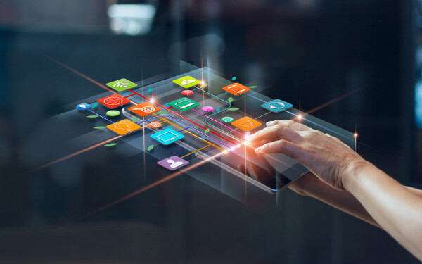 Community Manager. Planificación Estratégica Integral Dirigido a<br><br> Profesionales de la comunicación y el marketing o que quieran mejorar su estrategia de comunicación corporativa, con un especial énfasis en la planificación estratégica integral.<br><br> Descripción<br><br> Con este contenido de curso profesional el alumno aprenderá el ámbito de actuación para ejercer la labor de Community Manager, abarcando una planificación estratégica integral y analizando la repercusión de las publicaciones.<br><br> COMPETENCIAS<br><br>1.Entender adecuadamente las labores a desempeñar como community manager para favorecer la comunicación empresarial.<br> 2.Planificar estrategias efectivas para mejorar el impacto de las acciones como community manager, de cara a aumentar el impacto y buscar la viralidad.<br> 3.Entender la importancia de medir y analizar las acciones y publicaciones realizadas para mejorar la comunicación corporativa.<br> 4.Comprender la importancia de la reputación online para salvaguardar la imagen corporativa.<br> 5.Obtener la capacidad para crear un plan de social media adecuado para nuestra estrategia de comunicación para completar el plan de marketing empresarial.<br> 6.Conocer las principales herramientas a utilizar para realizar las labores de community manager para desarrollar la labor de community manager.<br><br> CRITERIOS DE EVALUACIÓN (Objetivos)<br><br>1.Comprender el trabajo y las habilidades a desarrollar en la labor como community manager.<br> 2.Aprender a realizar una planificación estratégica de las acciones del ámbito digital adaptadas a la empresa.<br> 3.Conocer los principales KPI´s existentes y las herramientas para monitorizar la efectividad de las acciones desarrolladas en el ámbito digital.<br> 4.Comprender la importancia de la comunicación online y aprender a gestionar situaciones de crisis.<br> 5.Aprender a realizar un plan de social media distinguiendo las redes sociales que mejor pueden cubrir las necesidades empresariales y el tipo de contenido adecuado para completar el plan de marketing.<br>6.Conocer y aprender a utilizar las principales herramientas más adecuadas para desarrollar la labor de community manager.