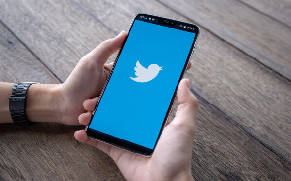 Community Manager : X Dirigido a<br><br> Profesionales de la comunicación y el marketing o que quieran mejorar su estrategia de comunicación corporativa, con un especial énfasis en la red social Twitter.<br><br> Descripción<br><br> Con este contenido de curso profesional el alumno aprenderá todo el ámbito de actuación para ejercer la labor de Community Manager, abarcando la medición de las publicaciones y analizando Twitter para su uso corporativo.<br><br> COMPETENCIAS<br><br>1.Entender adecuadamente las labores a desempeñar como community manager para favorecer la comunicación empresarial.<br> 2.Entender la importancia de medir y analizar las acciones y publicaciones realizadas para mejorar la comunicación corporativa.<br> 3.Conocer las principales redes sociales existentes y su popularidad en España para definir la estrategia corporativa en Social Media.<br> 4.Conocer Twitter como red social y sus aplicaciones para uso corporativo.<br> 5.Obtener la capacidad para crear un plan de social media adecuado para nuestra estrategia de comunicación para completar el plan de marketing empresarial.<br> 6.Conocer las principales herramientas a utilizar para realizar las labores de community manager para desarrollar la labor de community manager.<br><br> CRITERIOS DE EVALUACIÓN (Objetivos)<br><br> 1.Comprender el trabajo y las habilidades a desarrollar en la labor como community manager.<br> 2.Conocer los principales KPI´s existentes y las herramientas para monitorizar la efectividad de las acciones desarrolladas en el ámbito digital.<br> 3.Conocer las principales redes sociales, su tipología y su popularidad nacional para definir la estrategia corporativa en Social Media.<br> 4.Conocer Twitter como red social, su funcionamiento y aprender a utilizarlo adaptado a las necesidades empresariales para uso corporativo.<br> 5.Aprender a realizar un plan de social media distinguiendo las redes sociales que mejor pueden cubrir las necesidades empresariales y el tipo de contenido adecuado para completar el plan de marketing.<br> 6.Conocer y aprender a utilizar las principales herramientas más adecuadas para desarrollar la labor de community manager.