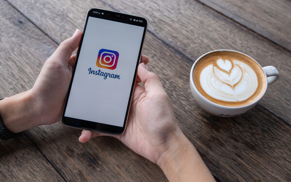 Community Manager : Instagram Dirigido a<br><br> Profesionales de la comunicación y el marketing o que quieran mejorar su estrategia de comunicación corporativa, con un especial énfasis en la red social Instagram.<br><br> Descripción<br><br> Con este contenido de curso profesional el alumno aprenderá todo el ámbito de actuación para ejercer la labor de Community Manager, abarcando la medición de las publicaciones y analizando Instagram para su uso corporativo.<br><br> COMPETENCIAS<br><br> 1.Entender adecuadamente las labores a desempeñar como community manager para favorecer la comunicación empresarial.<br> 2.Entender la importancia de medir y analizar las acciones y publicaciones realizadas para mejorar la comunicación corporativa.<br> 3.Conocer las principales redes sociales existentes y su popularidad en España para definir la estrategia corporativa en Social Media.<br> 4.Conocer Instagram como red social y sus aplicaciones empresariales para uso corporativo.<br> 5.Obtener la capacidad para crear un plan de social media adecuado para nuestra estrategia de comunicación para completar el plan de marketing empresarial.<br> 6.Conocer las principales herramientas a utilizar para realizar las labores de community manager para desarrollar la labor de community manager.<br><br> CRITERIOS DE EVALUACIÓN (Objetivos)<br><br>1.Comprender el trabajo y las habilidades a desarrollar en la labor como community manager.<br> 2.Conocer los principales KPI´s existentes y las herramientas para monitorizar la efectividad de las acciones desarrolladas en el ámbito digital.<br> 3.Conocer las principales redes sociales, su tipología y su popularidad nacional para definir la estrategia corporativa en Social Media.<br> 4.Conocer Instagram como red social, su funcionamiento y aprender a utilizarlo adaptado a las necesidades empresariales para uso corporativo.<br> 5.Aprender a realizar un plan de social media distinguiendo las redes sociales que mejor pueden cubrir las necesidades empresariales y el tipo de contenido adecuado para completar el plan de marketing.<br> 6.Conocer y aprender a utilizar las principales herramientas más adecuadas para desarrollar la labor de community manager.