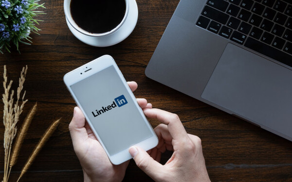 Community Manager : LinkedIn Dirigido a<br><br> Profesionales de la comunicación y el marketing o que quieran mejorar su estrategia de comunicación corporativa, con un especial énfasis en la red social LindkedIn.<br><br> Descripción<br><br> Con este contenido de curso profesional el alumno aprenderá todo el ámbito de actuación para ejercer la labor de Community Manager, abarcando la medición de las publicaciones y analizando Lindkedin para su uso corporativo.<br><br> COMPETENCIAS<br><br>1.Entender adecuadamente las labores a desempeñar como community manager para favorecer la comunicación empresarial.<br> 2.Entender la importancia de medir y analizar las acciones y publicaciones realizadas para mejorar la comunicación corporativa.<br> 3.Conocer las principales redes sociales existentes y su popularidad en España para definir la estrategia corporativa en Social Media.<br> 4.Conocer LinkedIn como red social y sus aplicaciones empresariales para uso corporativo.<br> 5.Obtener la capacidad para crear un plan de social media adecuado para nuestra estrategia de comunicación para completar el plan de marketing empresarial.<br> 6.Conocer las principales herramientas a utilizar para realizar las labores de community manager para desarrollar la labor de community manager.<br><br> CRITERIOS DE EVALUACIÓN (Objetivos)<br><br> 1.Comprender el trabajo y las habilidades a desarrollar en la labor como community manager.<br> 2.Conocer los principales KPI´s existentes y las herramientas para monitorizar la efectividad de las acciones desarrolladas en el ámbito digital.<br> 3.Conocer las principales redes sociales, su tipología y su popularidad nacional para definir la estrategia corporativa en Social Media.<br> 4.Conocer LinkedIn como red social, su funcionamiento y aprender a utilizarlo adaptado a las necesidades empresariales para uso corporativo.<br> 5.Aprender a realizar un plan de social media distinguiendo las redes sociales que mejor pueden cubrir las necesidades empresariales y el tipo de contenido adecuado para completar el plan de marketing.<br> 6.Conocer y aprender a utilizar las principales herramientas más adecuadas para desarrollar la labor de community manager.