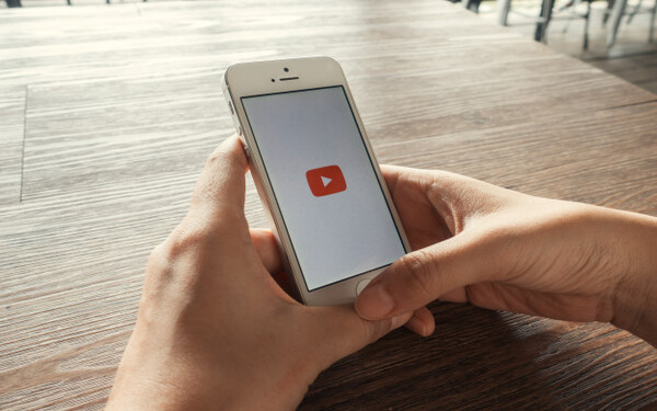 Community Manager : Youtube Dirigido a<br><br> Profesionales de la comunicación y el marketing o que quieran mejorar su estrategia de comunicación corporativa, con un especial énfasis en la red social Youtube.<br><br> Descripción<br><br> Con este contenido de curso profesional el alumno aprenderá todo el ámbito de actuación para ejercer la labor de Community Manager, abarcando la medición de las publicaciones y analizando Youtube para su uso corporativo.<br><br> COMPETENCIAS<br><br>1.Entender adecuadamente las labores a desempeñar como community manager para favorecer la comunicación empresarial.<br> 2.Entender la importancia de medir y analizar las acciones y publicaciones realizadas para mejorar la comunicación corporativa.<br> 3.Conocer las principales redes sociales existentes y su popularidad en España para definir la estrategia corporativa en Social Media.<br> 4.Conocer Youtube como red social y sus aplicaciones empresariales para uso corporativo.<br> 5.Obtener la capacidad para crear un plan de social media adecuado para nuestra estrategia de comunicación para completar el plan de marketing empresarial.<br> 6.Conocer las principales herramientas a utilizar para realizar las labores de community manager para desarrollar la labor de community manager.<br><br> CRITERIOS DE EVALUACIÓN (Objetivos)<br><br>1.Comprender el trabajo y las habilidades a desarrollar en la labor como community manager.<br> 2.Conocer los principales KPI´s existentes y las herramientas para monitorizar la efectividad de las acciones desarrolladas en el ámbito digital.<br> 3.Conocer las principales redes sociales, su tipología y su popularidad nacional para definir la estrategia corporativa en Social Media.<br> 4.Conocer Youtube como red social, su funcionamiento y aprender a utilizarlo adaptado a las necesidades empresariales para uso corporativo.<br> 5.Aprender a realizar un plan de social media distinguiendo las redes sociales que mejor pueden cubrir las necesidades empresariales y el tipo de contenido adecuado para completar el plan de marketing.<br>6.Conocer y aprender a utilizar las principales herramientas más adecuadas para desarrollar la labor de community manager.
