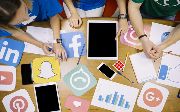 Community Manager. Métrica y Analíticas Dirigido a<br><br> Profesionales de la comunicación y el marketing o que quieran mejorar su estrategia de comunicación corporativa, con un especial énfasis en las métricas y analítica.<br><br> Descripción<br><br> Con este contenido de curso profesional el alumno aprenderá todo el ámbito de actuación para ejercer la labor de Community Manager, abarcando las métricas y analíticas necesarias.<br><br> COMPETENCIAS<br><br> 1.Entender adecuadamente las labores a desempeñar como community manager para favorecer la comunicación empresarial.<br> 2.Entender la importancia de medir y analizar las acciones y publicaciones realizadas para mejorar la comunicación corporativa.<br> 3.Conocer las principales herramientas a utilizar para realizar las labores de community manager para desarrollar la labor de community manager.<br><br> CRITERIOS DE EVALUACIÓN (Objetivos)<br><br> 1.Comprender el trabajo y las habilidades a desarrollar en la labor como community manager.<br> 2.Conocer los principales KPI´s existentes y las herramientas para monitorizar la efectividad de las acciones desarrolladas en el ámbito digital.<br> 3.Conocer y aprender a utilizar las principales herramientas más adecuadas para desarrollar la labor de community manager.