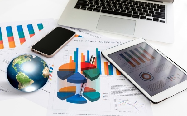 SEO Técnico. Optimización del sitio Web Dirigido a<br><br> Consultores de marketing digital y técnicos web, aunque su impacto puede afectar indirectamente a otros perfiles profesionales, con un especial énfasis en desarrolladores web, administradores de sistema o diseñadores web que son quienes implantarán muchas de las soluciones propuestas por el consultor.<br><br> Descripción<br><br> Con este contenido de curso profesional el alumno aprenderá las claves para la optimización del posicionamiento orgánico de una página web, abarcando la detección de problemas técnicos, así como la maquetación y estructuración del contenido web.<br><br> COMPETENCIAS<br><br>1.Identificar y evaluar adecuadamente los aspectos técnicos de un sitio web para mejorar su rendimiento y, por extensión, su posicionamiento orgánico.<br> 2.Analizar los problemas técnicos detectados para proponer y recomendar soluciones al equipo técnico responsable.<br> 3.Maquetar y estructurar el contenido, textual y gráfico, de las páginas web para optimizar cada página según los resultados del análisis de palabras clave.<br> 4.Etiquetar el contenido de las páginas web con marcado estructurado de datos (Schema) para resaltar los enlaces en los resultados de búsqueda.<br><br> CRITERIOS DE EVALUACIÓN (Objetivos)<br><br>1.Conocer, utilizar e interpretar los informes de rendimiento de diversas las herramientas de análisis de rendimiento.<br> 2.Priorizar la resolución de los problemas detectados y evaluar la viabilidad de su resolución.<br> 3.Revisar y analizar los ficheros de configuración del servidor web.<br> 4.Categorizar las incidencias técnicas en función de los perfiles técnicos implicados en la construcción de un sitio web.<br> 5.Elaborar una propuesta con las posibles soluciones, si las hubiera, para resolver las incidencias.<br> 6.Configurar los metadatos principales de cada página web conforme al análisis de palabras clave.<br> 7.Distribuir las palabras clave, sinónimos y variaciones a través de elementos HTML destacados de la página web.<br> 8.Conocer e identificar los fragmentos enriquecidos que pueden aparecer en los resultados de búsqueda.<br> 9.Implementar los metadatos relevantes de los contenidos de una página web con Schema.