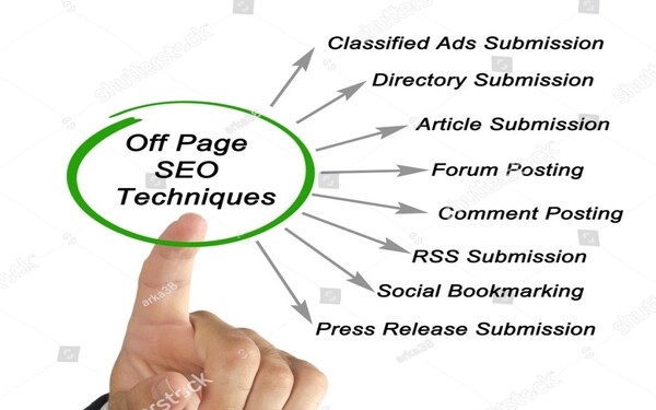 SEO Offpage. Construcción de Enlaces Externos Dirigido a<br><br> Consultores de marketing digital y técnicos web, aunque su impacto puede afectar indirectamente a otros perfiles profesionales, con un especial énfasis en desarrolladores web, administradores de sistema o diseñadores web que son quienes implantarán muchas de las soluciones propuestas por el consultor.<br><br> Descripción<br><br> Con este contenido de curso profesional el alumno aprenderá las claves para la optimización del posicionamiento orgánico de una página web, abarcando el análisis de la intención de búsqueda de los usuarios y analizando los sitios web de la competencia mediante una estrategia Link Building que de calidad al sitio web.<br><br> COMPETENCIAS<br><br> 1.Estudiar y conocer la intención de búsqueda de los usuarios para identificar y asociar las cadenas de texto más utilizados cuando realizan una búsqueda.<br> 2.Evaluar la viabilidad e impacto de las posibles combinaciones de palabras clave de búsqueda para elegir aquellas que presenten mayores oportunidades de negocio.<br> 3.Identificar la competencia directa y analizar sus estrategias de palabras clave de búsqueda para detectar nichos o sectores en los que se pueda obtener ventaja competitiva.<br> 4.Discernir la importancia de los conceptos relacionados con la autoridad de los dominios web para conocer y evaluar su impacto en el posicionamiento orgánico del sitio web.<br> 5.Desarrollar una estrategia de Link Building para aportar más autoridad, valor y tráfico de calidad al sitio web.<br> 6.Analizar los sitios web de la competencia directa y evaluar sus estructuras de enlaces externos entrantes para diseñar una estrategia de enlaces externos de mayor calidad.<br><br> CRITERIOS DE EVALUACIÓN (Objetivos)<br><br>1.Conocer el buyer persona o público objetivo al que va dirigido el sitio web, sus productos, servicios o contenidos.<br> 2.Analizar y evaluar el comportamiento de búsqueda actual del tráfico orgánico al sitio web.<br> 3.Encontrar las posibles combinaciones y variaciones de palabras clave.<br> 4.Determinar el alcance y éxito al seleccionar y utilizar una determinada palabra clave y sus variaciones.<br> 5.Valorar la viabilidad y capacidad de conversión de los diferentes tipos de palabras clave.<br> 6.Identificar los competidores reales del sitio web y determinar sus palabras clave más productivas.<br> 7.Definir la mejor estrategia para desbancar la competencia en aquellas palabras clave con mayores posibilidades de éxito.<br> 8.Aprender y evaluar los factores de posicionamiento externos y transmisión de autoridad.<br> 9.Conocer y determinar el valor de los distintos tipos de enlaces según su procedencia.<br> 10.Estructurar y analizar la proporción y relevancia de los textos ancla y contexto en el origen de los enlaces externos.<br> 11.Definir y desarrollar acciones de difusión, promoción, compartición y colaboración para aumentar los enlaces entrantes (Link Baiting).<br> 12.Buscar oportunidades de promoción de autoridad a partir de los enlaces entrantes de la competencia.<br> 13.Desarrollar acciones que contrarresten y superen la red de enlaces de la competencia.