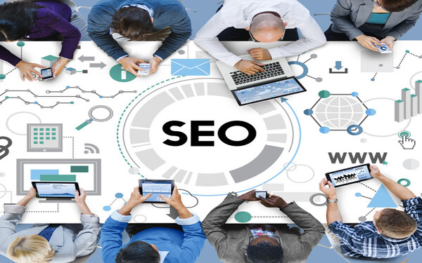 Analista SEO. Comportamiento de los Usuarios Dirigido a<br><br> Consultores de marketing digital y técnicos web, aunque su impacto puede afectar indirectamente a otros perfiles profesionales, con un especial énfasis en desarrolladores web, administradores de sistema o diseñadores web que son quienes implantarán muchas de las soluciones propuestas por el consultor.<br><br> Descripción<br><br> Con este contenido de curso profesional el alumno aprenderá las claves para la optimización del posicionamiento orgánico de una página web, abarcando el análisis de la intención de búsqueda de los usuarios y analizando los factores que afectan a la navegabilidad, para así mejorar la experiencia del usuario y su nivel de satisfacción.<br><br> COMPETENCIAS<br><br> 1.Estudiar y conocer la intención de búsqueda de los usuarios para identificar y asociar las cadenas de texto más utilizados cuando realizan una búsqueda.<br> 2.Evaluar la viabilidad e impacto de las posibles combinaciones de palabras clave de búsqueda para elegir aquellas que presenten mayores oportunidades de negocio.<br> 3.Conocer los factores que pueden afectar la navegabilidad de un sitio web para mejorar la experiencia de usuario y su nivel de satisfacción.<br> 4.Monitorizar y valorar el grado de aceptación de los usuarios a los elementos de la página web para identificar cómo mejorar la interacción de los mismos.<br><br> CRITERIOS DE EVALUACIÓN (Objetivos)<br><br> 1.Conocer el buyer persona o público objetivo al que va dirigido el sitio web, sus productos, servicios o contenidos.<br> 2.Analizar y evaluar el comportamiento de búsqueda actual del tráfico orgánico al sitio web.<br> 3.Encontrar las posibles combinaciones y variaciones de palabras clave.<br> 4.Determinar el alcance y éxito al seleccionar y utilizar una determinada palabra clave y sus variaciones.<br> 5.Valorar la viabilidad y capacidad de conversión de los diferentes tipos de palabras clave.<br> 6.Identificar y diferenciar los elementos que favorecen la experiencia de usuario dentro de un sitio web.<br> 7.Analizar el comportamiento de los usuarios mientras navegan por una página web.<br>8.Analizar las preferencias de los usuarios en cuanto a estructura, diseño y disposición del contenido de una página web.