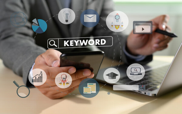 Herramientas SEM en Marketing Digital Dirigido a<br><br> Profesionales del sector de la comunicación, del marketing, empresarios individuales, que quieran conocer o mejorar sus estrategias de posicionamiento web, mediante herramientas de pago, con un especial énfasis en desarrolladores y creadores de contenido web.<br><br> Descripción<br><br> Con este contenido de curso profesional el alumno aprenderá las herramientas SEM abarcando aspectos como la planificación de campañas y estudios de palabras clave, así como las características de las alternativas SEM de pago y privadas.<br><br> COMPETENCIAS<br><br> 1.Saber Planificar y estructurar campañas de búsqueda en Google Ads usando el planificador de palabras clave.<br> 2.Conocer las ventajas de herramientas SEM para reducir el tiempo de optimización de las campañas.<br><br> CRITERIOS DE EVALUACIÓN (Objetivos)<br><br> 1.Saber crear una estructura de campañas, grupos y anuncios, coherente a tus objetivos.<br> 2.Investigar a los competidores.