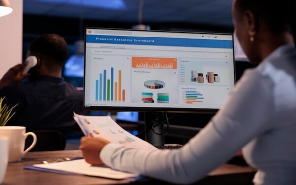 Analítica WEB (Google Analitycs 4) Dirigido a<br><br> Profesionales que quieran ampliar su conocimiento sobre Analítica Digital encarando el verdadero núcleo de cualquier proyecto, con un especial énfasis en directores, mandos intermedios y especialistas de marketing.<br><br> Descripción<br><br> Con este contenido de curso profesional el alumno aprenderá el concepto de Analítica Digital, abarcando las métricas habituales y su metodología, así como la herramienta Google Analytics (GA4) y su funcionalidad.<br><br> COMPETENCIAS<br><br> 1.Identificar los objetivos de un producto digital para que pueda ayudar a conseguir los del negocio.<br> 2.Saber cómo llevar a cabo una configuración básica de GA4 en una web y manejar la interfaz de la aplicación para poder configurarla correctamente y obtener información básica.<br> 3.Conocer los apartados avanzados de la configuración de GA4 y su utilidad para poder sacar mayor partido a la herramienta.<br> 4.Conocer las funcionalidades avanzadas de GA4 y saber cómo implementarlas en un site para poder sacar mayor partido a la herramienta.<br> 5.Saber gestionar las cuestiones relativas a la privacidad de los usuarios y GA4 para cumplir en RGPD.<br> 6.Conocer los informes estándar de GA4 para extraer la información necesaria.<br> 7.Conocer los informes personalizados de GA4 (libres, de embudo y de ruta) para obtener más información de la que te aportan los informes estándar.<br> 8.Conocer los informes de marketing y atribución de GA4 para entender el rendimiento de las campañas.<br> 9.Conocer los datos necesarios, saber extraerlos y convertirlos en información accionable para ayudar a cumplir los objetivos del producto digital.<br><br> CRITERIOS DE EVALUACIÓN (Objetivos)<br><br> 1.Saber cómo un producto digital puede ayudar a la estrategia del negocio.<br> 2.Saber implementar GA4 de forma básica y navegar por la herramienta.<br> 3.Conocer los apartados avanzados de la configuración de GA4 y su utilidad.<br> 4.Conocer las funcionalidades avanzadas de GA4 y cómo implementarlas.<br> 5.Conocer cómo se gestiona la privacidad de los usuarios en GA4.<br> 6.Saber utilizar los informes por defecto de la herramienta.<br> 7.Saber crear informes personalizados.<br> 8.Saber cómo crear un reporting para marketing.<br> 9.Saber extraer la información necesaria que ayude a cumplir los objetivos del producto digital.