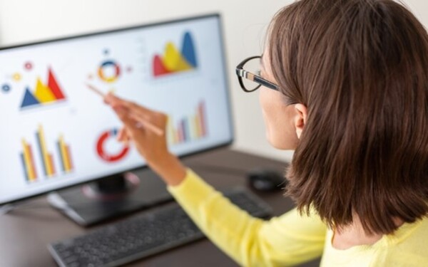 El reporting en GA4 Dirigido a<br><br> Profesionales que quieran ampliar su conocimiento sobre Analítica Digital encarando el verdadero núcleo de cualquier proyecto, con un especial énfasis en directores, mandos intermedios y especialistas de marketing.<br><br> Descripción<br><br> Con este contenido de curso profesional el alumno aprenderá a elaborar el reporting para Marketing con GA4, así como la elaboración de informes en GA4 de tipo estándar y a medida.<br><br> COMPETENCIAS<br><br> 1.Conocer los informes estándar de GA4 para extraer la información necesaria.<br> 2.Conocer los informes personalizados de GA4 (libres, de embudo y de ruta) para obtener más información de la que te aportan los informes estándar.<br> 3.Conocer los informes de marketing y atribución de GA4 para entender el rendimiento de las campañas.<br> 4.Conocer los datos necesarios, saber extraerlos y convertirlos en información accionable para ayudar a cumplir los objetivos del producto digital.<br><br> CRITERIOS DE EVALUACIÓN (Objetivos)<br><br> 1.Saber utilizar los informes por defecto de la herramienta.<br> 2.Saber crear informes personalizados.<br> 3.Saber cómo crear un reporting para marketing.<br> 4.Saber extraer la información necesaria que ayude a cumplir los objetivos del producto digital.
