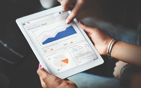 GA4 básico Dirigido a<br><br> Profesionales que quieran ampliar su conocimiento sobre Analítica Digital encarando el verdadero núcleo de cualquier proyecto, con un especial énfasis en directores, mandos intermedios y especialistas de marketing.<br><br> Descripción<br><br> Con este contenido de curso profesional el alumno aprenderá a manejar GA4 desde una perpectiva básica, abarcando aspectos como la planificación del análisis, la implementación, los informes estándar, así como la obtención de información a través de los reporting.<br><br> COMPETENCIAS<br><br> 1.Identificar los objetivos de un producto digital para que pueda ayudar a conseguir los del negocio.<br> 2.Saber cómo llevar a cabo una configuración básica de GA4 en una web y manejar la interfaz de la aplicación para poder configurarla correctamente y obtener información básica.<br> 3.Saber gestionar las cuestiones relativas a la privacidad de los usuarios y GA4 para cumplir en RGPD.<br> 4.Conocer los informes estándar de GA4 para extraer la información necesaria.<br> 5.Conocer los datos necesarios, saber extraerlos y convertirlos en información accionable para ayudar a cumplir los objetivos del producto digital.<br><br> CRITERIOS DE EVALUACIÓN (Objetivos)<br><br> 1.Saber cómo un producto digital puede ayudar a la estrategia del negocio.<br> 2.Saber implementar GA4 de forma básica y navegar por la herramienta.<br> 3.Conocer cómo se gestiona la privacidad de los usuarios en GA4.<br> 4.Saber utilizar los informes por defecto de la herramienta.<br> 5.Saber extraer la información necesaria que ayude a cumplir los objetivos del producto digital.