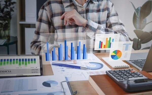 GA4 avanzado Dirigido a<br><br> Profesionales que quieran ampliar su conocimiento sobre Analítica Digital encarando el verdadero núcleo de cualquier proyecto, con un especial énfasis en directores, mandos intermedios y especialistas de marketing.<br><br> Descripción<br><br> Con este contenido de curso profesional el alumno aprenderá a manejar GA4 desde una perspectiva avanzada, abarcando aspectos como la privacidad y el consentimiento, los informes a medida y el reporting para marketing con GA4.<br><br> COMPETENCIAS<br><br> 1.Conocer los apartados avanzados de la configuración de GA4 y su utilidad para poder sacar mayor partido a la herramienta.<br> 2.Conocer las funcionalidades avanzadas de GA4 y saber cómo implementarlas en un site para poder sacar mayor partido a la herramienta.<br> 3.Saber gestionar las cuestiones relativas a la privacidad de los usuarios y GA4 para cumplir en RGPD.<br> 4.Conocer los informes personalizados de GA4 (libres, de embudo y de ruta) para obtener más información de la que te aportan los informes estándar.<br> 5.Conocer los informes de marketing y atribución de GA4 para entender el rendimiento de las campañas.<br><br> CRITERIOS DE EVALUACIÓN (Objetivos)<br><br> 1.Conocer los apartados avanzados de la configuración de GA4 y su utilidad.<br> 2.Conocer las funcionalidades avanzadas de GA4 y cómo implementarlas.<br> 3.Conocer cómo se gestiona la privacidad de los usuarios en GA4.<br> 4.Saber crear informes personalizados.<br> 5.Saber cómo crear un reporting para marketing.