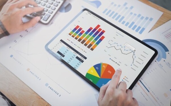 GA4 para directivos o dueños de negocio Dirigido a<br><br> Profesionales que quieran ampliar su conocimiento sobre Analítica Digital encarando el verdadero núcleo de cualquier proyecto, con un especial énfasis en directores, mandos intermedios y especialistas de marketing.<br><br> Descripción<br><br> Con este contenido de curso profesional el alumno aprenderá GA4 para la planificación del análisis y la obtención de información del reporting.<br><br> COMPETENCIAS<br><br> 1.Identificar los objetivos de un producto digital para que pueda ayudar a conseguir los del negocio.<br> 2.Conocer los datos necesarios, saber extraerlos y convertirlos en información accionable para ayudar a cumplir los objetivos del producto digital.<br><br> CRITERIOS DE EVALUACIÓN (Objetivos)<br><br> 1.Saber cómo un producto digital puede ayudar a la estrategia del negocio.<br> 2.Saber extraer la información necesaria que ayude a cumplir los objetivos del producto digital.