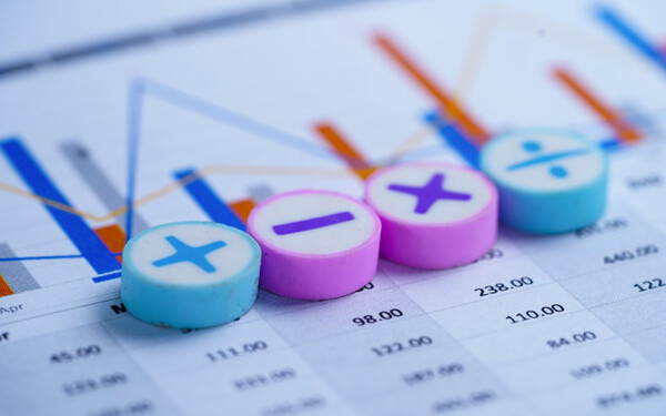 Excel 2016 Iniciación: Formatos Dirigido a<br><br>Profesionales de cualquier sector que quieran iniciarse en el uso de la herramienta de hojas de cálculo Excel a un nivel básico. <br><br>Descripción<br><br>Con este contenido de curso profesional el alumno aprenderá a introducir y editar datos en Excel abarcando aspectos como los formatos y estilos, así como la inserción y eliminación de elementos vistas. <br><br>COMPETENCIAS<br><br>1.Saber cómo introducir y editar datos en Excel para genera hojas de cálculo eficaces<br>2.Conocer los formatos de celdas para visualizar los datos de diversas formas. <br>3.Saber estructurar hojas, filas y columnas para establecer medidas las filas y columnas. <br>4.Conocer las técnicas de insertar y eliminar elementos para modificar la estructura de una hoja o archivo de Excel. <br>5.Trabajar con vistas para poder utilizar más de un libro en una misma pantalla. <br><br>CRITERIOS DE EVALUACIÓN (Objetivos) <br><br>1.Moverse por la hoja de cálculo, conocer los distintos tipos de datos. Trabajar con celdas y datos. <br>2.Conocer los distintos formatos y estilos aplicables. Formatos numéricos. <br>3.Saber realizar cambios de estructura en hojas, filas y columnas. <br>4.Saber cómo realizar la inserción y eliminación de elementos. <br>5.Saber cómo organizar vistas, paneles e inmovilizar paneles.