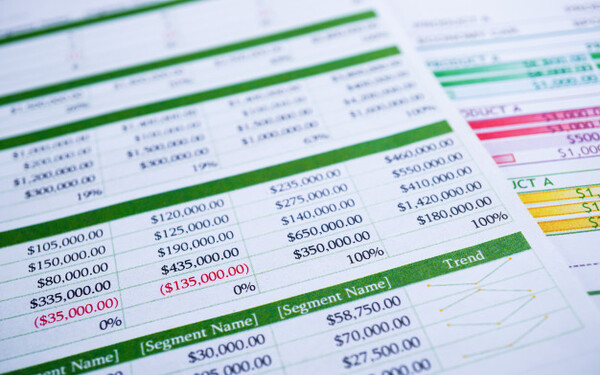 Excel 2016 Avanzado Dirigido a<br><br> Profesionales de cualquier sector que quieran conocer de forma completa la herramienta de hojas de cálculo Excel a un nivel avanzado.<br><br> Descripción<br><br> Con este contenido de curso profesional el alumno aprenderá a manejar Excel en su versión avanzada, abarcando los tipos de gráficos, sus novedades y formas, las funciones avanzadas de búsqueda, texto, estadísticas, etc., la diferencia entre tablas y lisitas, así como las herramientas de análisis y macros.<br><br> COMPETENCIAS<br><br> 1.Saber diferenciar los tipos de gráficos que existen en Excel 2016 para saber que gráfico utilizar en los diferentes supuestos.<br> 2.Conocer las principales novedades de gráficos en Excel 2016 mediante un supuesto práctico para poder aplicar todos los gráficos en cada momento.<br> 3.Aprender las opciones de formato y presentación más importantes para realizar gráficos de gran impacto visual.<br> 4.Saber utilizar minigráficos en celdas y conocer su utilización para tener alternativas a gráficos habituales.<br> 5.Conocer las funciones de búsqueda más usadas para aplicarlas en supuesto de búsqueda de valores.<br> 6.Conocer las funciones de texto más usadas para aplicarlas en supuestos con celdas de texto.<br> 7.Conocer las funciones lógicas más usadas para aplicarlas en supuestos de elección de valores.<br> 8.Conocer las funciones estadísticas más usadas para aplicarlas en supuestos de estadística.<br> 9.Conocer las funciones de fecha más usadas para aplicarlas en supuestos 10.Aprender las herramientas de auditoría para solventar errores comunes en cálculos con funciones que utilice cronología de datos.<br> 11.Saber diferenciar las características entre tablas y listas en Excel para saber utilizar cada una de ellas en los diferentes supuestos.<br> 12.Saber crear tablas en Excel y conocer sus características más importantes para su manejo para sacar provecho a la manipulación de grandes cantidades de datos.<br> 13.Saber utilizar tablas de datos para crear tablas dinámicas más eficaces.<br> 14.Saber utilizar escenarios en supuestos prácticos para comparar diferentes grupos de valores y resultados.<br> 15.Saber utilizar la herramienta buscar objetivo para encontrar el resultado deseado en problemas con variables utilizando ajustes en valores de entrada.<br> 16.Saber crear hojas maestras de datos para poder ensamblar hojas de cálculo independientes.<br> 17.Saber utilizar la herramienta Solver para encontrar el resultado óptimo en una celda sobre problemas sujetos a restricciones y limitaciones.<br> 18.Saber crear mis primeras macros utilizando el grabador para comprender el funcionamiento de automatizar tareas.<br> 19.Conocer las formas de referencias celdas en la grabación de macros para realizar tareas automatizadas con rangos fijos o variables.<br> 20.Saber realizar un ejemplo práctico mediante un conjunto de macros para comprender el funcionamiento general de macros.<br> 21.Conocer las principales sentencias de programación y su clasificación para poder aplicarlas en supuestos prácticos.<br> 22.Aprender a utilizar las herramientas en el entorno de programación VBA para poder programar de forma rápida y ágil.<br> 23.Saber realizar un ejemplo práctico mediante programación en VBA para conocer los aspectos avanzados de la programación.<br><br> CRITERIOS DE EVALUACIÓN (Objetivos)<br><br> 1.Utilizar el mejor gráfico para cada tipo de información.<br> 2.Aprender a utilizar las novedades de gráficos.<br> 3.Utilizar las herramientas de formato para perfeccionar gráficos.<br> 4.Analizar series de datos con minigráficos.<br> 5.Resolver problemas con las funciones de búsqueda más apropiadas.<br> 6.Resolver problemas con las funciones de texto más apropiadas.<br> 7.Resolver problemas con las funciones lógicas más apropiadas.<br> 8.Resolver problemas con las funciones de estadísticas más apropiadas.<br> 9.Resolver problemas con las funciones de fecha y hora más apropiadas.<br> 10.Resolver errores con fórmulas con herramientas de auditoría.<br> 11.Creación de tablas y listas según el concepto.<br> 12.Manipular tablas mediante sus herramientas.<br> 13.Optimizar tablas dinámicas con tablas de datos.<br> 14.Comparar resultados mediante escenarios.<br> 15.Buscar el resultado de una operación ajustando sus variables.<br> 16.Generar tablas de datos maestras unificando datos independientes.<br> 17.Resolver problemas sacando el resultado óptimo.<br> 18.Grabación de macros.<br> 19.Grabación de macros utilizando referencias a celdas diferentes en ambos casos.<br> 20.Resolución de problemas con macros.<br> 21.Saber que sentencias utilizar en cada caso.<br> 22.Configurar y saber utilizar el editor de VBA.<br> 23.Resolución de problemas con programación VBA.