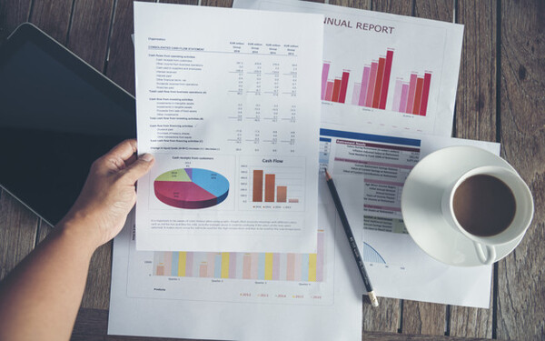 Excel 2016 Avanzado: Gráficos, Funciones, Tablas y Macros Dirigido a<br><br> Profesionales de cualquier sector que quieran conocer de forma completa la herramienta de hojas de cálculo Excel a un nivel avanzado.<br><br> Descripción<br><br> Con este contenido de curso profesional el alumno aprenderá a manejar Excel en su versión avanzada, abarcando los tipos de gráficos, sus novedades y formas, las funciones avanzadas de búsqueda, texto, estadísticas, etc., la diferencia entre tablas y lisitas, así como las herramientas de análisis y macros.<br><br> COMPETENCIAS<br><br> 1.Saber diferenciar los tipos de gráficos que existen en Excel 2016 para saber que gráfico utilizar en los diferentes supuestos.<br> 2.Conocer las principales novedades de gráficos en Excel 2016 mediante un supuesto práctico para poder aplicar todos los gráficos en cada momento.<br> 3.Aprender las opciones de formato y presentación más importantes para realizar gráficos de gran impacto visual.<br> 4.Saber utilizar minigráficos en celdas y conocer su utilización para tener alternativas a gráficos habituales.<br> 5.Conocer las funciones de búsqueda más usadas para aplicarlas en supuesto de búsqueda de valores.<br> 6.Conocer las funciones de texto más usadas para aplicarlas en supuestos con celdas de texto.<br> 7.Conocer las funciones lógicas más usadas para aplicarlas en supuestos de elección de valores.<br> 8.Conocer las funciones estadísticas más usadas para aplicarlas en supuestos de estadística.<br> 9.Conocer las funciones de fecha más usadas para aplicarlas en supuestos 10.Aprender las herramientas de auditoría para solventar errores comunes en cálculos con funciones que utilice cronología de datos.<br> 11.Saber diferenciar las características entre tablas y listas en Excel para saber utilizar cada una de ellas en los diferentes supuestos.<br> 12.Saber crear tablas en Excel y conocer sus características más importantes para su manejo para sacar provecho a la manipulación de grandes cantidades de datos.<br> 13.Saber utilizar tablas de datos para crear tablas dinámicas más eficaces.<br> 14.Saber crear mis primeras macros utilizando el grabador para comprender el funcionamiento de automatizar tareas.<br> 15.Conocer las formas de referencias celdas en la grabación de macros para realizar tareas automatizadas con rangos fijos o variables.<br> 16.Saber realizar un ejemplo práctico mediante un conjunto de macros para comprender el funcionamiento general de macros.<br> 17.Conocer las principales sentencias de programación y su clasificación para poder aplicarlas en supuestos prácticos.<br> 18.Aprender a utilizar las herramientas en el entorno de programación VBA para poder programar de forma rápida y ágil.<br> 19.Saber realizar un ejemplo práctico mediante programación en VBA para conocer los aspectos avanzados de la programación.<br><br> CRITERIOS DE EVALUACIÓN (Objetivos)<br><br> 1.Utilizar el mejor gráfico para cada tipo de información.<br> 2.Aprender a utilizar las novedades de gráficos.<br> 3.Utilizar las herramientas de formato para perfeccionar gráficos.<br> 4.Analizar series de datos con minigráficos.<br> 5.Resolver problemas con las funciones de búsqueda más apropiadas.<br> 6.Resolver problemas con las funciones de texto más apropiadas.<br> 7.Resolver problemas con las funciones lógicas más apropiadas.<br> 8.Resolver problemas con las funciones de estadísticas más apropiadas.<br> 9.Resolver problemas con las funciones de fecha y hora más apropiadas.<br> 10.Resolver errores con fórmulas con herramientas de auditoría.<br> 11.Creación de tablas y listas según el concepto.<br> 12.Manipular tablas mediante sus herramientas.<br> 13.Optimizar tablas dinámicas con tablas de datos.<br> 14.Grabación de macros.<br> 15.Grabación de macros utilizando referencias a celdas diferentes en ambos casos.<br> 16.Resolución de problemas con macros.<br> 17.Saber que sentencias utilizar en cada caso.<br> 18.Configurar y saber utilizar el editor de VBA.<br> 19.Resolución de problemas con programación VBA.
