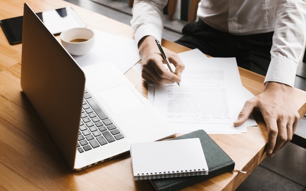 Word 2016 Iniciación Dirigido a<br><br> Profesionales de cualquier sector que quieran iniciarse en el uso del procesador de texto Word a un nivel básico.<br><br> Descripción<br><br> Con este contenido de curso profesional el alumno aprenderá a manejar Word de forma básica, familiarizándose con el entorno de trabajo, abarcando aspectos como las herramientas de ortografía, idiomas, etc., formatos, bordes y sombreados, listas, gráficos, así como elementos de encabezado y pie de página.<br><br> COMPETENCIAS<br><br> 1.Comprender el entorno de trabajo y las herramientas relacionadas con el diseño de página para saber cómo realizar una configuración correcta y poder optimizar el rendimiento aplicándolos correctamente al tipo de documento más adecuado (según el caso).<br> 2.Entender las posibilidades que ofrecen las herramientas relacionadas con encontrar/reemplazar textos, ortografía/gramática e idioma para optimizar el trabajo, introducir símbolos y corregir posibles errores en los contenidos para enriquecer documentos.<br> 3.Comprender los conceptos relacionadas con el formato de fuente para dominar su correcto uso.<br> 4.Comprender los conceptos relacionadas con el formato de párrafo y tabulaciones para utilizarlos adecuadamente y mejorar el aspecto de los documentos.<br> 5.Conocer las herramientas relacionadas con reutilizar/eliminar los formatos para optimizar el trabajo.<br> 6.Entender las posibilidades de uso de bordes/sombreados para texto/página para asimilar sus opciones de aplicación en documentos.<br> 7.Comprender las herramientas relacionadas con etiquetar y enumerar listas para elaborar documentos de forma ordenada.<br> 8.Conocer las posibilidades para incluir imágenes, formas y rótulos de texto como contenido para enriquecer los documentos creados.<br> 9.Conocer las posibilidades para incluir diagramas y cuadros de texto como contenido para usar las herramientas relacionadas de forma eficiente.<br> 10.Entender las posibilidades de encabezado y pie en la página para introducir contenidos adecuadamente.<br> 11.Saber las posibilidades de tablas para incluirlas como contenido.<br> 12.Entender las posibilidades que Microsoft Office Word ofrece en la impresión efectiva de documentos para la correcta visualización de los contenidos.<br><br> CRITERIOS DE EVALUACIÓN (Objetivos)<br><br> 1.Conocer/Personalizar el entorno de trabajo.<br> 2.Ser capaz de elegir el tipo de archivo según las necesidades de cada momento.<br> 3.Manejar tamaños, márgenes y resto de herramientas relacionadas con el diseño de página.<br> 4.Ser capaz de encontrar y cambiar textos de forma eficiente.<br> 5.Dominar las herramientas ortográficas/gramaticales y de idioma.<br> 6.Manejar los formatos de fuente y ser capaz de aplicarlos optimizando el trabajo.<br> 7.Manejar los formatos de párrafo y tabulaciones siendo capaz de aplicarlos optimizando el trabajo.<br> 8.Optimizar la reutilización de los formatos y saber cómo eliminarlos de forma selectiva.<br> 9.Manejar las posibilidades de las herramientas que permite personalizar la aplicación de bordes y sombreados al texto.<br> 10.Dominar las posibilidades de la herramienta que permite personalizar la aplicación de bordes a la página.<br> 11.Dominar la elaboración de listas numeradas y etiquetadas con símbolos totalmente personalizadas.<br> 12.Ser capaz de añadir imágenes, formas y rótulos de texto como contenido y usar las herramientas relacionadas de manera eficiente.<br> 13.Ser capaz de añadir diagramas y cuadros de texto como contenido para usar las herramientas relacionadas de forma eficiente.<br> 14.Dominar las posibilidades de la herramienta para incluir contenido como encabezados y pies en las páginas.<br> 15.Ser capaz de añadir tablas como contenido y usar las herramientas relacionadas de forma eficiente.<br> 16.Conocer y manejar las posibilidades de impresión que ofrece la herramienta.
