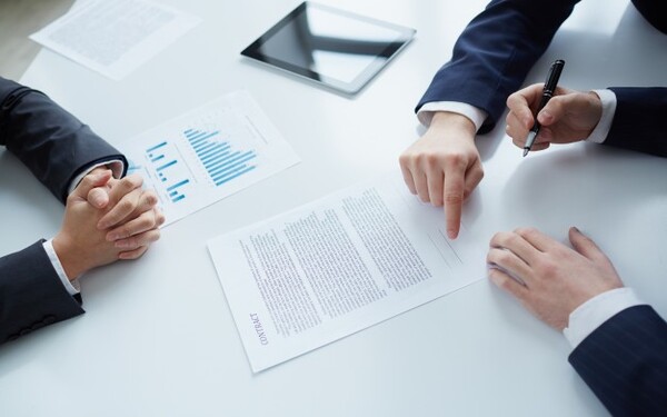 Word 2016: Optimizar el trabajo con el Texto en los Documentos Dirigido a<br><br> Profesionales de cualquier sector que quieran iniciarse en el uso del procesador de texto Word a un nivel básico.<br><br> Descripción<br><br> Con este contenido de curso profesional el alumno aprenderá a optimizar el trabajo con el texto, abarcando aspectos como las herramientas de ortografía, idiomas, etc., formatos, bordes y sombreados, listas, así como elementos de encabezado y pie de página.<br><br> COMPETENCIAS<br><br> 1.Entender las posibilidades que ofrecen las herramientas relacionadas con encontrar/reemplazar textos, ortografía/gramática e idioma para optimizar el trabajo, introducir símbolos y corregir posibles errores en los contenidos para enriquecer documentos.<br> 2.Comprender los conceptos relacionadas con el formato de fuente para dominar su correcto uso.<br> 3.Comprender los conceptos relacionadas con el formato de párrafo y tabulaciones para utilizarlos adecuadamente y mejorar el aspecto de los documentos.<br> 4.Conocer las herramientas relacionadas con reutilizar/eliminar los formatos para optimizar el trabajo.<br> 5.Entender las posibilidades de uso de bordes/sombreados para texto/página para asimilar sus opciones de aplicación en documentos.<br> 6.Comprender las herramientas relacionadas con etiquetar y enumerar listas para elaborar documentos de forma ordenada.<br> 7.Entender las posibilidades de encabezado y pie en la página para introducir contenidos adecuadamente.<br><br> CRITERIOS DE EVALUACIÓN (Objetivos)<br><br> 1.Ser capaz de encontrar y cambiar textos de forma eficiente.<br> 2.Dominar las herramientas ortográficas/gramaticales y de idioma.<br> 3.Manejar los formatos de fuente y ser capaz de aplicarlos optimizando el trabajo.<br> 4.Manejar los formatos de párrafo y tabulaciones siendo capaz de aplicarlos optimizando el trabajo.<br> 5.Optimizar la reutilización de los formatos y saber cómo eliminarlos de forma selectiva.<br> 6.Manejar las posibilidades de las herramientas que permite personalizar la aplicación de bordes y sombreados al texto.<br> 7.Dominar las posibilidades de la herramienta que permite personalizar la aplicación de bordes a la página.<br> 8.Dominar la elaboración de listas numeradas y etiquetadas con símbolos totalmente personalizadas.<br> 9.Dominar las posibilidades de la herramienta para incluir contenido como encabezados y pies en las páginas.