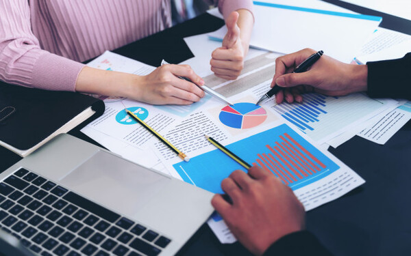 Word 2016: Incluir Objetos Gr谩ficos en los Documentos Dirigido a<br><br> Profesionales de cualquier sector que quieran iniciarse en el uso del procesador de texto Word a un nivel b谩sico.<br><br> Descripci贸n<br><br> Con este contenido de curso profesional el alumno aprender谩 a incluir objetos gr谩ficos en los documentos, abarcando aspectos como la posibilidad de incluir diagramas, im谩genes, cuadros de texto, as铆 como tablas y elementos de encabezado y pie de p谩gina.<br><br> COMPETENCIAS<br><br> 1.Conocer las posibilidades para incluir im谩genes, formas y r贸tulos de texto como contenido para enriquecer los documentos creados.<br> 2.Conocer las posibilidades para incluir diagramas y cuadros de texto como contenido para usar las herramientas relacionadas de forma eficiente.<br> 3.Entender las posibilidades de encabezado y pie en la p谩gina para introducir contenidos adecuadamente.<br> 4.Saber las posibilidades de tablas para incluirlas como contenido.<br><br> CRITERIOS DE EVALUACI脫N (Objetivos)<br><br> 1.Ser capaz de a帽adir im谩genes, formas y r贸tulos de texto como contenido y usar las herramientas relacionadas de manera eficiente.<br> 2.Ser capaz de a帽adir diagramas y cuadros de texto como contenido para usar las herramientas relacionadas de forma eficiente.<br> 3.Dominar las posibilidades de la herramienta para incluir contenido como encabezados y pies en las p谩ginas.<br> 4.Ser capaz de a帽adir tablas como contenido y usar las herramientas relacionadas de forma eficiente.