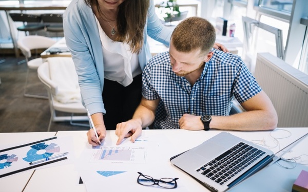 Word 2016 Avanzado Dirigido a<br><br> Profesionales de cualquier sector que quieran iniciarse en el uso del procesador de texto Word a un nivel avanzado.<br><br> Descripci贸n<br><br> Con este contenido de curso profesional el alumno aprender谩 a manejar Word de una forma avanzada, abarcando aspectos como estilo de fuentes y p谩rrafos, esquemas de niveles y columnas, p谩ginas especiales, inclusi贸n de gr谩ficos, navegabilidad en el documento, anotaciones y contrase帽as, conversi贸n de tabla a texto y viceversa, dise帽o de sobres y etiquetas para correspondencia, as铆 como la elaboraci贸n de grabadoras macro.<br><br> COMPETENCIAS<br><br> 1.Entender el uso y personalizaci贸n de los estilos de fuente/p谩rrafo para usarlos correctamente y aplicarlos de forma eficiente mediante temas y/o conjuntos de estilos.<br> 2.Comprender los conceptos relacionadas con las listas de varios niveles (esquemas) para dominar su correcto uso.<br> 3.Ser capaz de introducir texto en columnas como contenido y poder personalizarlo para maquetar documentos.<br> 4.Comprender los conceptos relacionadas con la inserci贸n de p谩ginas especiales (portada/en blanco), la creaci贸n de secciones y la inclusi贸n de un fondo de p谩gina (imagen/color) para enriquecer documentos.<br> 5.Entender las posibilidades de uso de gr谩ficos para su inclusi贸n en documentos.<br> 6.Conocer las posibilidades para incluir marcadores, hiperv铆nculos y referencias cruzadas para proporcionar navegabilidad en los documentos creados.<br> 7.Conocer las herramientas de creaci贸n de tablas de contenido para elaborar 铆ndices din谩micos de forma eficiente en documentos 8.Comprender las herramientas de anotaci贸n y el uso de contrase帽as para resaltar texto y proteger contenidos en documentos.<br> 9.Conocer las posibilidades del control de cambios para usar las herramientas relacionadas de forma eficiente.<br> 10.Asimilar las posibilidades de conversi贸n tabla a texto y viceversa para modificar contenidos e incluirlos acorde a nuestras necesidades.<br> 11.Entender las posibilidades en la elaboraci贸n de sobres/etiquetas para combinar correspondencia.<br> 12.Asimilar las posibilidades de la grabadora de macros para elaborar macros que automaticen y optimicen trabajo.<br> CRITERIOS DE EVALUACI脫N (Objetivos)<br><br> 1.Conocer/Personalizar los estilos de fuente/p谩rrafo.<br> 2.Aplicar de forma eficiente los temas y conjuntos de estilos.<br> 3.Manejar los esquemas por niveles y ser capaz de personalizarlos y aplicarlos de forma eficiente.<br> 4.Dominar las posibilidades en el uso de columnas period铆sticas.<br> 5.Manejar los saltos de columna para lograr el aspecto deseado.<br> 6.Insertar p谩ginas de portada y en blanco.<br> 7.Conocer las posibilidades para incluir un fondo de p谩gina.<br> 8.Manejar los saltos de p谩gina/secci贸n y ser capaz de aplicarlos optimizando el trabajo.<br> 9.Manejar las posibilidades de la herramienta que permite incluir gr谩ficos.<br> 10.Ser capaz de a帽adir marcadores, hiperv铆nculos y referencias cruzadas como contenido en documentos y usarlos de manera eficiente.<br> 11.Ser capaz de crear tablas de contenido para elaborar 铆ndices de forma eficiente.<br> 12.Dominar las herramientas que permiten resaltar contenidos y realizar anotaciones.<br> 13.Manejar la aplicaci贸n de contrase帽as para restringir la edici贸n y el acceso al documento.<br> 14.Ser capaz de a帽adir diagramas y cuadros de texto como contenido para usar las herramientas relacionadas de forma eficiente.<br> 15.Cambiar de tabla a texto y viceversa los contenidos incluidos en documentos de forma eficiente seg煤n las necesidades.<br> 16.Dominar las posibilidades de la herramienta para combinar correspondencia (sobres y etiquetas).<br> 17.Ser capaz de crear macros.