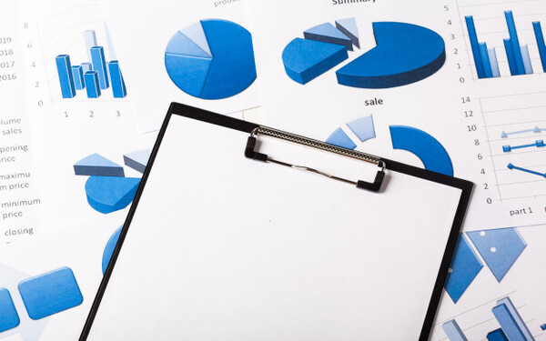 Word 2016: Crear Documentos usando Herramientas Avanzadas Dirigido a<br><br> Profesionales de cualquier sector que quieran iniciarse en el uso del procesador de texto Word a un nivel avanzado.<br><br> Descripci贸n<br><br> Con este contenido de curso profesional el alumno aprender谩 a crear documentos usando herramientas avanzadas, abarcando aspectos como estilo de fuentes y p谩rrafos, esquemas de niveles y columnas, inclusi贸n de gr谩ficos, anotaciones y contrase帽as, as铆 como la conversi贸n de tabla a texto y viceversa.<br><br> COMPETENCIAS<br><br> 1.Entender el uso y personalizaci贸n de los estilos de fuente/p谩rrafo para usarlos correctamente y aplicarlos de forma eficiente mediante temas y/o conjuntos de estilos.<br> 2.Comprender los conceptos relacionadas con las listas de varios niveles (esquemas) para dominar su correcto uso.<br> 3.Ser capaz de introducir texto en columnas como contenido y poder personalizarlo para maquetar documentos.<br> 4.Entender las posibilidades de uso de gr谩ficos para su inclusi贸n en documentos.<br> 5.Comprender las herramientas de anotaci贸n y el uso de contrase帽as para resaltar texto y proteger contenidos en documentos.<br> 6.Conocer las posibilidades del control de cambios para usar las herramientas relacionadas de forma eficiente.<br> 7.Asimilar las posibilidades de conversi贸n tabla a texto y viceversa para modificar contenidos e incluirlos acorde a nuestras necesidades.<br><br> CRITERIOS DE EVALUACI脫N (Objetivos)<br><br> 1.Conocer/Personalizar los estilos de fuente/p谩rrafo.<br> 2.Aplicar de forma eficiente los temas y conjuntos de estilos.<br> 3.Manejar los esquemas por niveles y ser capaz de personalizarlos y aplicarlos de forma eficiente.<br> 4.Dominar las posibilidades en el uso de columnas period铆sticas.<br> 5.Manejar los saltos de columna para lograr el aspecto deseado.<br> 6.Manejar las posibilidades de la herramienta que permite incluir gr谩ficos.<br> 7.Dominar las herramientas que permiten resaltar contenidos y realizar anotaciones.<br> 8.Manejar la aplicaci贸n de contrase帽as para restringir la edici贸n y el acceso al documento.<br> 9.Ser capaz de a帽adir diagramas y cuadros de texto como contenido para usar las herramientas relacionadas de forma eficiente.<br> 10.Cambiar de tabla a texto y viceversa los contenidos incluidos en documentos de forma eficiente seg煤n las necesidades.
