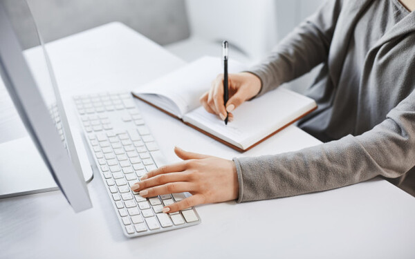 Word 2016 Intermedio Dirigido a<br><br> Profesionales de cualquier sector que quieran mejorar en el uso del procesador de texto Word a un nivel intermedio.<br><br> Descripci贸n<br><br> Con este contenido de curso profesional el alumno aprender谩 a manejar Word de una forma intermedia, abarcando aspectos como los elementos de selecci贸n, el idioma, los formatos, esquemas de niveles y columnas, p谩ginas especiales, control de cambios en el documento, as铆 como el dise帽o de sobres y etiquetas para correspondencia.<br><br> COMPETENCIAS<br><br> 1.Comprender los conceptos relacionadas con las listas de varios niveles (esquemas) para dominar su correcto uso.<br> 2.Comprender los conceptos relacionadas con la inserci贸n de p谩ginas especiales (portada/en blanco), la creaci贸n de secciones y la inclusi贸n de un fondo de p谩gina (imagen/color) para enriquecer documentos.<br> 3.Entender las posibilidades de uso de gr谩ficos para su inclusi贸n en documentos.<br> 4.Conocer las herramientas de creaci贸n de tablas de contenido para elaborar 铆ndices din谩micos de forma eficiente en documentos.<br> 5.Comprender los conceptos relacionadas con las listas de varios niveles (esquemas) para dominar su correcto uso.<br> 6.Comprender las herramientas de anotaci贸n y el uso de contrase帽as para resaltar texto y proteger contenidos en documentos.<br> 7.Conocer las posibilidades del control de cambios para usar las herramientas relacionadas de forma eficiente.<br> 8.Entender las posibilidades en la elaboraci贸n de sobres/etiquetas para combinar correspondencia.<br> 9.Conocer las posibilidades para incluir marcadores, hiperv铆nculos y referencias cruzadas para proporcionar navegabilidad en los documentos creados.<br> 10.Conocer las posibilidades del control de cambios para usar las herramientas relacionadas de forma eficiente.<br> 11.Entender las posibilidades en la elaboraci贸n de sobres/etiquetas para combinar correspondencia.<br> 12.Entender las posibilidades que Microsoft Office Word ofrece en la impresi贸n efectiva de documentos para la correcta visualizaci贸n de los contenidos.<br><br> CRITERIOS DE EVALUACI脫N (Objetivos)<br><br> 1.Ser capaz de encontrar y cambiar textos de forma eficiente.<br> 2.Dominar las herramientas ortogr谩ficas/gram谩ticales y de idioma.<br> 3.Manejar las herramientas que permiten seleccionar contenidos con el fin de optimizar el trabajo.<br> 4.Manejar los formatos de p谩rrafo y tabulaciones siendo capaz de aplicarlos optimizando el trabajo.<br> 5.Optimizar la reutilizaci贸n de los formatos y saber c贸mo eliminarlos de forma selectiva.<br> 6.Dominar la elaboraci贸n de listas numeradas y etiquetadas con s铆mbolos totalmente personalizadas.<br> 7.Manejar los esquemas por niveles y ser capaz de personalizarlos y aplicarlos de forma eficiente 8.Ser capaz de a帽adir im谩genes, formas y r贸tulos de texto como contenido y usar las herramientas relacionadas de manera eficiente.<br> 9.Ser capaz de a帽adir diagramas y cuadros de texto como contenido para usar las herramientas relacionadas de forma eficiente.<br> 10.Ser capaz de a帽adir tablas como contenido y usar las herramientas relacionadas de forma eficiente.<br> 11.Ser capaz de a帽adir marcadores, hiperv铆nculos y referencias cruzadas como contenido en documentos y usarlos de manera eficiente.<br> 12.Ser capaz de a帽adir diagramas y cuadros de texto como contenido para usar las herramientas relacionadas de forma eficiente.<br> 13.Dominar las posibilidades de la herramienta para combinar correspondencia (sobres y etiquetas).<br> 14.Conocer y manejar las posibilidades de impresi贸n que ofrece la herramienta.