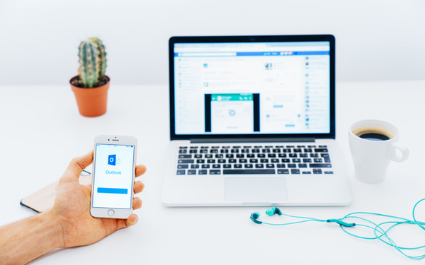 Outlook Dirigido a<br><br> Profesionales de cualquier sector que quieran conocer o mejorar el manejo de la herramienta de correo electr贸nico Outlook.<br><br> Descripci贸n<br><br> Con este contenido de curso profesional el alumno aprender谩 a manejar Outlook abarcando aspectos como conceptos b谩sico y funcionalidades, redacci贸n y env铆o de mensajes, gesti贸n de contactos, organizaci贸n y administraci贸n de correos, as铆 como la configuraci贸n y gesti贸n del calendario en Outlook.<br><br> COMPETENCIAS<br><br> 1.Conocer y aplicar adecuadamente los conceptos b谩sicos y funcionalidades de Outlook para utilizar con soltura la herramienta.<br> 2.Conocer las operaciones de formato y a帽adidos de im谩genes o enlaces entre otros elementos para enriquecer el contenido de nuestros mensajes de correo electr贸nico, as铆 como conocer la creaci贸n de reglas autom谩ticas o m茅todos de recuperaci贸n de env铆os para mejorar la gesti贸n de env铆os y recepciones de mensajes de correo.<br> 3.Conocer como a帽adir nuevos contactos y agruparlos seg煤n nuestras necesidades para una 贸ptima organizaci贸n de los mismos, as铆 como manejar adecuadamente los contactos de la libreta de contactos para ser capaces de exportarlos e importarlos a otras plataformas.<br> 4.Conocer las posibilidades de organizaci贸n de Outlook para gestionar de forma eficiente nuestros mensajes y aprender las opciones de trabajo autom谩tico y configurarlas para evitar tareas tediosas y complejas.<br> 5.Aprender a crear y diferenciar los tipos de eventos existentes en un calendario para organizar nuestro tiempo, as铆 como conocer como configurar de forma adecuada nuestra jornada laboral y compartir nuestros calendarios con la organizaci贸n para poder gestionar los tiempos.<br><br> CRITERIOS DE EVALUACI脫N (Objetivos)<br><br> 1.Aprender los conceptos b谩sicos y funciones de Outlook.<br> 2.Aprender a realizar mensajes estructurados y con elementos que potencien su comprensi贸n.<br> 3.Aprender a configurar nuestra aplicaci贸n organizando nuestros correos realizando determinadas tareas de forma aut贸noma.<br> 4.Crear y organizar una libreta de contactos.<br> 5.Aprender a gestionar los contactos de Outlook y exportarlos desde diferentes or铆genes.<br> 6.Aprender a crear un 谩rbol de carpetas gestionando as铆 nuestra organizaci贸n de correos.<br> 7.Conocer y aplicar las configuraciones de reglas y etiquetados de Outlook.<br> 8.Aprender a gestionar los diferentes eventos de calendario.<br> 9.Aprender a configurar y compartir nuestros calendarios.
