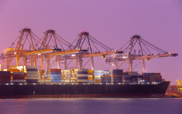 La Intermodalidad en el Transporte Internacional Dirigido a<br><br> Profesionales de empresas de actividad logística y transporte que quieran ampliar sus conocimientos en el concepto de transporte internacional, poniendo especial énfasis en directivos, mandos intermedios y trabajadores del departamento de logística y transporte.<br><br> Descripción<br><br> Con este contenido de curso profesional el alumnado conocerá la importancia del transporte en la economía global, abarcando aspectos como las ventajas e inconvenientes de usar un medio de transporte u otro.<br><br> COMPETENCIAS<br><br> 1.Entender la importancia del transporte en una economía global, para adquirir una visión global de la dimensión e importancia del transporte en el ámbito empresarial.<br> 2.Conocer los diferentes medios de transporte y la tipología de vehículos para aprender a valorar las ventajas y desventajas que ofrecen cada uno de los medios de transporte y en qué casos utilizar uno u otro.<br><br> CRITERIOS DE EVALUACIÓN (Objetivos)<br><br> 1.Saber diferenciar entre operaciones intracomunitarias y extracomunitarias.<br> 2.Saber en qué casos utilizar uno u otro tipo de transporte en función de las necesidades de la empresa.