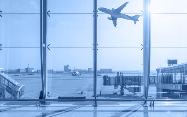 Principal Documentación en el Transporte Internacional Dirigido a<br><br> Profesionales de empresas de actividad logística y transporte que quieran ampliar sus conocimientos en el concepto de transporte internacional, poniendo especial énfasis en directivos, mandos intermedios y trabajadores del departamento de logística y transporte.<br><br> Descripción<br><br> Con este contenido de curso profesional el alumnado conocerá los distintos tipos de transporte internacional (marítimo, aéreo y terrestre) y sus características, así como costes y el proceso documental en las operaciones de transporte internacional.<br><br> COMPETENCIAS<br><br> 1.Entender como cotizan los diferentes medios de transporte y que costes incluyen para entender los diferentes costes que conlleva uno u otro medio de transporte.<br> 2.Conocer la documentación básica en la operativa internacional para manejar con facilidad los documentos de una operativa internacional, tales como contratos de transporte, documentación comercial y certificados.<br> 3.Conocer los diferentes tipos de pólizas más utilizadas en la operativa internacional para saber cuándo utilizar una u otra póliza en función del riesgo, frecuencia de envío, riesgos políticos, etc.<br><br> CRITERIOS DE EVALUACIÓN (Objetivos)<br><br> 1.Saber la relación de gastos que conlleva un envío en función del medio de transporte a utilizar.<br> 2.Entender las características y utilidad de aquellos documentos imprescindibles en una operación de transporte export / import.<br> 3.Saber en cada caso cual deberíamos contratar.