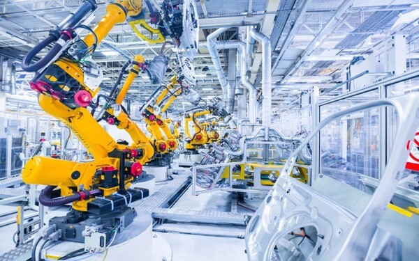 Lean Manufacturing en Entornos Industriales: Implantación práctica Dirigido a<br><br> Profesionales de empresas de actividad logística que quieran ampliar sus conocimientos en relación al Lean manufacturing, poniendo especial énfasis en operarios, mandos intermedios, directores.<br><br> Descripción<br><br> Con este contenido de curso profesional el alumnado aprenderá los conceptos y técnicas necesarias para poder implantar el sistema Lean manufacturing en la empresa, se abarcarán aspectos como los principios y estructura, las herramientas de inicio para el análisis e implantación Lean, técnicas como las 5S, SMED, TPM, Lean de control visual, Jidoka, Heijunka y Kanban, así como los métodos de implantación del sistema Lean.<br><br> COMPETENCIAS<br><br> 1.Determinar los aspectos fundamentales de Lean manufacturing para aprender aquellos aspectos que hacen mejorar la productividad en las empresas y aquellos otros que no aportan valor y reducen la eficiencia y eficacia de las mismas.<br> 2.Conocer los principios y estructura del sistema Lean dentro de entornos productivos para aprender a diferenciar valor añadido vs despilfarro, y saber qué medidas correctivas adoptar en todas aquellas variables consideradas despilfarro.<br> 3.Conocer los pasos a seguir en la implementación del VSM y aprender a realizar un diagrama de flujo para saber ilustrar, analizar y mejorar los pasos necesarios para la elaboración de productos y servicios.<br> 4.Conocer las técnicas Lean. Herramienta 5S como punto de partida para introducir la filosofía Lean manufacturing en la empresa.<br> 5.Conocer el cambio rápido de la técnica SMED (Single-minute exchange of dies), para aprender a reducir el tiempo de cambio y aumentar la fiabilidad del proceso de cambio, lo que reduce el riesgo de defectos y averías.<br> 6.Conocer la técnica TPM (Mantenimiento productivo total) para evitar averías y que todos los equipos y máquinas se encuentren en perfecto estado para trabajar.<br> 7.Conocer los beneficios e implantación de las técnicas y sistemas Lean de control visual y Jidoka / Poka-yoke para permitir un rápido reconocimiento de la información que se comunica y poder parar la maquinaria si algo va mal reduciendo las paradas de máquinas no programadas y condicionantes o cuellos de botella en los sistemas productivos.<br> 8.Conocer los beneficios e implantación Heijunka para calcular Takt Time y equilibrado de línea, mejorando y optimizando las células de trabajo.<br> 9.Conocer los beneficios e implantación Kanban para la optimización de inventarios y stock.<br> 10.Conocer las diferentes fases de implantaciónLean para lograr un aprovechamiento más eficiente de los recursos disponibles, humanos o materiales, suprimir aquellas actividades que no aporten valor y reducir los tiempos muertos a su mínima expresión.<br> 11.Aprender a asignar una gran responsabilidad a todos los niveles jerárquicos, en especial a los operarios, para proveer a la empresa de una mejor comunicación, colaboración y motivación.<br> 12.Conocer los fundamentos de Six Sigma para reducir o eliminar los defectos o fallos en la entrega de un producto o servicio al cliente.<br><br> CRITERIOS DE EVALUACIÓN (Objetivos)<br><br> 1.Conocer la evolución histórica de los diferentes sistemas de producción y fundamentos.<br> 2.Diferenciar entre actividades y procesos que aportan valor y cuales restan eficiencia y eficacia, y saber cómo actuar en cada caso.<br> 3.Realizar los cálculos necesarios para la realización de VSM.<br> 4.Analizar y adoptar medidas para la mejora del sistema productivo.<br> 5.Calcular e interpretar Takt Time, Ciclo Time, Lead Time y WC.<br> 6.Identificar e implementar las herramientas de inicio de implantación Lean: Seiri (eliminar), Seiton (ordenar), Seiso (limpiar), Seiketsu (estandarizar) y Shitsuke (disciplina) 7.Calcular mejores tiempos estándares de producción.<br> 8.Aplicar técnicas que faciliten aumento de actividades internas (máquinas paradas) favoreciendo y reduciendo tiempos de parada y cambio de máquinas.<br> 9.Aprender cómo llevar a cabo la eliminación sistemática y definitiva de las pérdidas de producción asociadas a las máquinas.<br> 10.Controlar dicho objetivo mediante el cálculo del OEE (Overall Equipment Efficiency) 11.Identificar y aplicar las técnicas y sistemas Lean de control visual 12.Identificar mecanismos y técnicas sencillas que ayuden a detectar y solventar problemas en las líneas de producción.<br> 13.Calcular número óptimo de células de trabajo en fabricación por lotes mejorando la eficiencia de la cadena de producción.<br> 14.Calcular qué se produce, en qué cantidad y cuándo, así como tamaño de kanban (contenedor), tiempo de reposición, etc.<br> 15.Poner en práctica todas las fases necesarias para la implantación progresiva del sistema Lean en una empresa.<br> 16.Reconocer diferentes sistemas y herramientas que favorecen la comunicación y participación del personal en pro de alcanzar un objetivo común, y saber implantarlos.<br> 17.Aprender herramientas estadísticas para la caracterización y el estudio de los procesos.