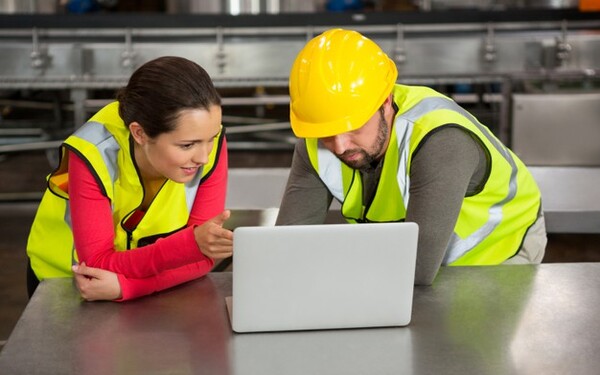 Herramientas de Inicio para Análisis e Implantación Lean Dirigido a<br><br> Profesionales de empresas de actividad logística que quieran ampliar sus conocimientos en relación al Lean manufacturing, poniendo especial énfasis en operarios, mandos intermedios, directores.<br><br> Descripción<br><br> Con este contenido de curso profesional el alumnado aprenderá los aspectos fundamentales del Lean manufacturing, abarcando temas como su evolución histórica, principios y estructura dentro de los entornos productivos, así como las herramientas de inicio para el análisis e implantación Lean.<br><br> COMPETENCIAS<br><br> 1.Conocer los aspectos fundamentales de Lean manufacturing para aprender aquellos aspectos que hacen mejorar la productividad en las empresas y aquellos otros que no aportan valor y reducen la eficiencia y eficacia de las mismas.<br> 2.Conocer los principios y estructura del sistema Lean dentro de entornos productivos para aprender a diferenciar valor añadido vs despilfarro, y saber qué medidas correctivas adoptar en todas aquellas variables consideradas despilfarro.<br> 3.Conocer los pasos a seguir en la implementación del VSM y aprender a realizar un diagrama de flujo para saber ilustrar, analizar y mejorar los pasos necesarios para la elaboración de productos y servicios.<br> 4.Conocer la simbología de flujo de información y materiales, así como el cálculo de determinadas variables de producción para poder encontrar puntos débiles en nuestro sistema de producción y oportunidades de mejora.<br><br> CRITERIOS DE EVALUACIÓN (Objetivos)<br><br> 1.Conocer la evolución histórica de los diferentes sistemas de producción y fundamentos.<br> 2.Diferenciar entre actividades y procesos que aportan valor y cuales restan eficiencia y eficacia, y saber cómo actuar en cada caso.<br> 3.Realizar los cálculos necesarios para la realización de VSM.<br> 4.Analizar y adoptar medidas para la mejora del sistema productivo.<br> 5.Realizar los cálculos necesarios para la realización de VSM.<br> 6.Analizar y adoptar medidas para la mejora del sistema productivo.
