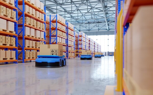 Técnicas Lean 1 Dirigido a<br><br> Profesionales de empresas de actividad logística que quieran ampliar sus conocimientos en relación al Lean manufacturing, poniendo especial énfasis en operarios, mandos intermedios, directores.<br><br> Descripción<br><br> Con este contenido de curso profesional el alumnado conocerá y aprenderá a utilizar técnicas Lean como: las técnicas SMED, así como la técnica de mantenimiento de producto total (TPM).<br><br> COMPETENCIAS<br><br> 1.Conocer el cambio rápido de la técnica SMED (Single-minute exchange of dies), para aprender a reducir el tiempo de cambio y aumentar la fiabilidad del proceso de cambio, lo que reduce el riesgo de defectos y averías.<br> 2.Conocer la técnica TPM (Mantenimiento productivo total) para evitar averías y que todos los equipos y máquinas se encuentren en perfecto estado para trabajar.<br><br> CRITERIOS DE EVALUACIÓN (Objetivos)<br><br> 1.Calcular mejores tiempos estándares de producción.<br> 2.Aplicar técnicas que faciliten aumento de actividades internas (máquinas paradas) 3.Aprender cómo llevar a cabo la eliminación sistemática y definitiva de las pérdidas de producción asociadas a las máquinas.<br> 4.Controlar dicho objetivo mediante el cálculo del OEE (Overall Equipment Efficiency).