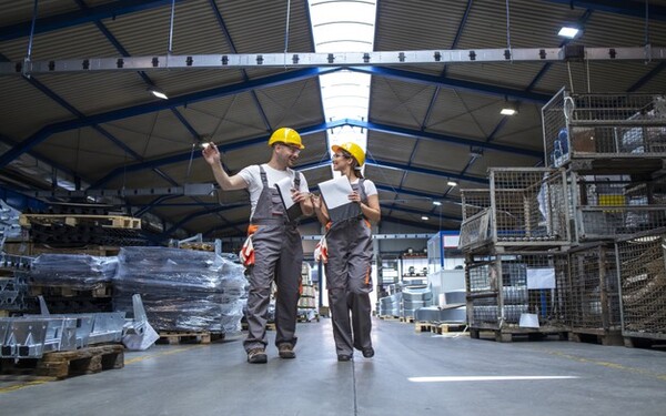 Técnicas Lean 2 Dirigido a<br><br> Profesionales de empresas de actividad logística que quieran ampliar sus conocimientos en relación al Lean manufacturing, poniendo especial énfasis en operarios, mandos intermedios, directores.<br><br> Descripción<br><br> Con este contenido de curso profesional el alumnado conocerá y aprenderá a utilizar técnicas Lean que optimicen los sistemas de producción como control visual, Jidoka, Heijunka y Kanban.<br><br> COMPETENCIAS<br><br> 1.Conocer los beneficios e implantación de las técnicas y sistemas Lean de CONTROL VISUAL para permitir un rápido reconocimiento de la información que se comunica.<br> Conocer los beneficios e implantación de Jidoka / Pokajoke para poder parar la maquinaria si algo va mal y así reducir paradas de máquinas no programadas y condicionantes o cuellos de botella en los sistemas productivos.<br> 2.Conocer los beneficios e implantación Heijunka para calcular Takt Time y equilibrado de línea, mejorando y optimizando las células de trabajo.<br> 3.Conocer los beneficios e implantación Kanban para la optimización de inventarios y stock.<br> 4.Conocer las diferentes fases de implantación Lean para lograr un aprovechamiento más eficiente de los recursos disponibles, humanos o materiales, suprimir aquellas actividades que no aporten valor y reducir los tiempos muertos a su mínima expresión.<br> 5.Aprender a asignar una gran responsabilidad a todos los niveles jerárquicos, en especial a los operarios, para proveer a la empresa de una mejor comunicación, colaboración y motivación.<br><br> CRITERIOS DE EVALUACIÓN (Objetivos)<br><br> 1.Identificar y aplicar las técnicas y sistemas Lean de control visual.<br> 2.Identificar mecanismos y técnicas sencillas que ayuden a detectar y solventar problemas en las líneas de producción.<br> 3.Calcular número óptimo de células de trabajo en fabricación por lotes mejorando la eficiencia de la cadena de producción.<br> 4.Calcular qué se produce, en qué cantidad y cuándo, así como tamaño de kanban (contenedor), tiempo de reposición, etc.<br> 5.Poner en práctica todas las fases necesarias para la implantación progresiva del sistema Lean en una empresa.<br> 6.Reconocer diferentes sistemas y herramientas que favorecen la comunicación y participación del personal en pro de alcanzar un objetivo común, y saber implantarlos.