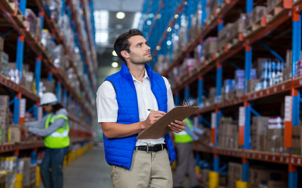 Implantaci贸n pr谩ctica Lean Dirigido a<br><br> Profesionales de empresas de actividad log铆stica que quieran ampliar sus conocimientos en relaci贸n al Lean manufacturing, poniendo especial 茅nfasis en operarios, mandos intermedios, directores.<br><br> Descripci贸n<br><br> Con este contenido de curso profesional el alumnado aprender谩 los conceptos y t茅cnicas necesarias para poder implantar el sistema Lean manufacturing en la empresa, se abarcar谩n aspectos como las herramientas de inicio para el an谩lisis e implantaci贸n Lean, t茅cnicas como las 5S, SMED, TPM, Lean de control visual, Jidoka, Heijunka y Kanban, as铆 como los m茅todos de implantaci贸n del sistema Lean.<br><br> COMPETENCIAS<br><br> 1.Conocer los pasos a seguir en la implementaci贸n del VSM y aprender a realizar un diagrama de flujo para saber ilustrar, analizar y mejorar los pasos necesarios para la elaboraci贸n de productos y servicios.<br> 2.Conocer las t茅cnicas Lean. Herramienta 5S como punto de partida para introducir la filosof铆a Lean manufacturing en la empresa.<br> 3.Conocer el cambio r谩pido de la t茅cnica SMED (Single-minute exchange of dies), para aprender a reducir el tiempo de cambio y aumentar la fiabilidad del proceso de cambio, lo que reduce el riesgo de defectos y aver铆as.<br> 4.Conocer la t茅cnica TPM (Mantenimiento productivo total) para evitar aver铆as y que todos los equipos y m谩quinas se encuentren en perfecto estado para trabajar.<br> 5.Conocer los beneficios e implantaci贸n de las t茅cnicas y sistemas Lean de CONTROL VISUAL para permitir un r谩pido reconocimiento de la informaci贸n que se comunica. Conocer los beneficios e implantaci贸n de Jidoka / Pokajoke para poder parar la maquinaria si algo va mal y as铆 reducir paradas de m谩quinas no programadas y condicionantes o cuellos de botella en los sistemas productivos.<br> 6.Conocer los beneficios e implantaci贸n Heijunka para calcular Takt Time y equilibrado de l铆nea, mejorando y optimizando las c茅lulas de trabajo.<br> 7.Conocer los beneficios e implantaci贸n Kanban para la optimizaci贸n de inventarios y stock.<br> 8.Conocer las diferentes fases de implantaci贸n Lean para lograr un aprovechamiento m谩s eficiente de los recursos disponibles, humanos o materiales, suprimir aquellas actividades que no aporten valor y reducir los tiempos muertos a su m铆nima expresi贸n.<br> 9.Aprender a asignar una gran responsabilidad a todos los niveles jer谩rquicos, en especial a los operarios, para proveer a la empresa de una mejor comunicaci贸n, colaboraci贸n y motivaci贸n.<br> 10.Conocer los fundamentos de Six Sigma para reducir o eliminar los defectos o fallos en la entrega de un producto o servicio al cliente.<br><br> CRITERIOS DE EVALUACI脫N (Objetivos)<br><br> 1.Realizar los c谩lculos necesarios para la realizaci贸n de VSM.<br> 2.Analizar y adoptar medidas para la mejora del sistema productivo.<br> 3.Realizar los c谩lculos necesarios para la realizaci贸n de VSM.<br> 4.Analizar y adoptar medidas para la mejora del sistema productivo.<br> 5.Calcular mejores tiempos est谩ndares de producci贸n.<br> 6.Aplicar t茅cnicas que faciliten aumento de actividades internas (maquinas paradas).<br> 7.Aprender c贸mo llevar a cabo la eliminaci贸n sistem谩tica y definitiva de las p茅rdidas de producci贸n asociadas a las m谩quinas.<br> 8.Controlar dicho objetivo mediante el c谩lculo del OEE (Overall Equipment Efficiency).<br> 9.Identificar y aplicar las t茅cnicas y sistemas Lean de control visual.<br> 10.Identificar mecanismos y t茅cnicas sencillas que ayuden a detectar y solventar problemas en las l铆neas de producci贸n.<br> 11.Calcular n煤mero 贸ptimo de c茅lulas de trabajo en fabricaci贸n por lotes mejorando la eficiencia de la cadena de producci贸n.<br> 12.Calcular qu茅 se produce, en qu茅 cantidad y cu谩ndo, as铆 como tama帽o de kanban (contenedor), tiempo de reposici贸n, etc.<br> 13.Poner en pr谩ctica todas las fases necesarias para la implantaci贸n progresiva del sistema Lean en una empresa.<br> 14.Reconocer diferentes sistemas y herramientas que favorecen la comunicaci贸n y participaci贸n del personal en pro de alcanzar un objetivo com煤n, y saber implantarlos.<br> 15.Aprender herramientas estad铆sticas para la caracterizaci贸n y el estudio de los procesos.