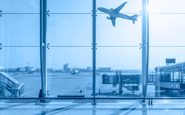 Enlaces de inter茅s para la realizaci贸n de operaciones en comercio exterior Dirigido a<br><br> Profesionales de empresas de actividad log铆stica que quieran ampliar sus conocimientos en relaci贸n al comercio exterior, poniendo especial 茅nfasis en operarios, mandos intermedios, directores.<br><br> Descripci贸n<br><br> Con este contenido de curso profesional el alumnado se iniciar谩 en el comercio exterior y conocer谩 las principales 谩reas del mismo, adem谩s de los aspectos necesarios para la realizaci贸n de operaciones en comercio exterior.<br><br> COMPETENCIAS<br><br> 1.Iniciarse en el comercio exterior para conocer ventas y compras fuera de las fronteras de los pa铆ses.<br> 2.Conocer qu茅 es el marketing, c贸mo lo utilizan las empresas y la importancia que tiene para saber satisfacer las necesidades del cliente.<br> 3.Conocer los requisitos, documentaci贸n, aranceles, etc. del pa铆s de destino para asegurarnos el 茅xito en operaciones de C.E.<br><br> CRITERIOS DE EVALUACI脫N (Objetivos)<br><br> 1.Aprender c贸mo funciona y en que se basa el comercio exterior.<br> 2.Saber qu茅 es el marketing, cu谩les son sus elementos principales.<br> 3.Saber hacer un estudio de mercado en pa铆s de destino, y conocer documentaci贸n aranceles etc.