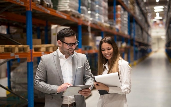 Departamento de Compra y Proveedores en Logística Dirigido a<br><br> Profesionales de empresas de actividad logística que quieran ampliar sus conocimientos en relación el departamento de compras y proveedores poniendo especial énfasis en operarios, mandos intermedios, directores.<br><br> Descripción<br><br> Con este contenido de curso profesional el alumnado conocerá la forma más eficaz de establecer relación con los proveedores, mediante el marketing, el análisis del entono actual, la gestión de compras y suministros, el plan de compras, así como la gestión de inventarios y proveedores.<br><br> COMPETENCIAS<br><br> 1.Introducción al concepto de marketing, cómo y para qué se utiliza y la correcta relación con los proveedores para una buena gestión y eficacia.<br> 2.Conocer todo lo que engloba un departamento de gestión de compras, desde la venta del producto, hasta los costes de inventarios en almacén para conocer el mercado y su comportamiento.<br> 3.Conocer la adaptación de las empresas a los cambios que se van presentando y que se requieren para ser más competitivas.<br> 4.Saber la importancia de las relaciones entre proveedores y clientes, la comunicación fluida y organización entre departamentos para evolucionar.<br> 5.Conocer las diferentes herramientas de marketing entre empresa y proveedor, y a su vez, conocer la problemática entre empresas de distribución y sus proveedores para mantener una relación efectiva y favorable.<br> 6.Aprender cómo se regula un contrato de suministros, a negociar con proveedores, saber cómo tratarlos, y el tipo de relación que se debe mantener para conseguir una relación próspera.<br> 7.Conocer la planificación de compras, y gestionar presupuestos para conseguir los objetivos estratégicos marcados por la empresa.<br> 8.Conocer con claridad los objetivos que persigue el departamento de compras para gestionarlo de manera eficiente.<br> 9.Aprender una eficiente gestión de proveedores, aplicando técnicas y sistemas para mejorar la comunicación y establecer relaciones duraderas.<br><br> CRITERIOS DE EVALUACIÓN (Objetivos)<br><br>1.Saber el origen y uso del marketing y la importancia de una buena relación y comunicación con proveedores.<br> 2.Como es una relación tradicional proveedor cliente y cual puede llegar a ser su complejidad.<br> 3.Diferenciar entre inventarios para venta de producto, modelos de reposición de existencias y saber cómo se trabaja con productos finales.<br> 4.Cómo calcular cada uno de los costes de inventario y de donde surgen.<br> 5.Tipos de relaciones con proveedores, cambios en las mismas y costes derivados de estos cambios.<br> 6.Identificar y aplicar las distintas estrategias del departamento de ventas y las relaciones.<br> 7.Relaciones y negociaciones entre fabricantes y distribuidores en las cadenas de distribución.<br> 8.Elección de proveedores según criterio, como evaluarlos según expectativas y si cumples estas.<br> 9.Claves de negociación, relaciones y aprender cómo es un contrato de suministros.<br> 10.Saber realizar un contrato tipo de suministros y como se regula.<br> 11.Identificar los elementos del presupuesto de compras, elaboración del mismo y posterior seguimiento y control.<br> 12.Organizar administrativamente el departamento de compras, gestionando los costes que ello conlleva.<br> 13.Aplicar herramientas SRM, aprender sistemas de comunicación y claves para la integración de proveedores.