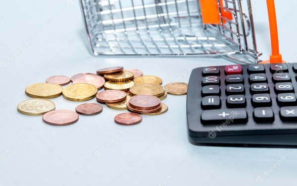 Departamento de Compra. Introducción Dirigido a<br><br> Profesionales de empresas de actividad logística que quieran ampliar sus conocimientos en relación el departamento de compras y proveedores poniendo especial énfasis en operarios, mandos intermedios, directores.<br><br> Descripción<br><br> Con este contenido de curso profesional el alumnado conocerá la forma más eficaz de establecer relación con los proveedores, mediante el marketing y el análisis del entono actual.<br><br> COMPETENCIAS<br><br> 1.Introducción al concepto de marketing, cómo y para qué se utiliza y la correcta relación con los proveedores para una buena gestión y eficacia.<br> 2.Conocer todo lo que engloba un departamento de gestión de compras, desde la venta del producto, hasta los costes de inventarios en almacén para conocer el mercado y su comportamiento.<br><br> CRITERIOS DE EVALUACIÓN (Objetivos)<br><br> 1.Saber el origen y uso del marketing y la importancia de una buena relación y comunicación con proveedores.<br> 2.Cómo es una relación tradicional proveedor cliente y cual puede llegar a ser su complejidad.<br> 3.Diferenciar entre inventarios para venta de producto, modelos de reposición de existencias y saber cómo se trabaja con productos finales.<br> 4.Cómo calcular cada uno de los costes de inventario y de donde surgen.