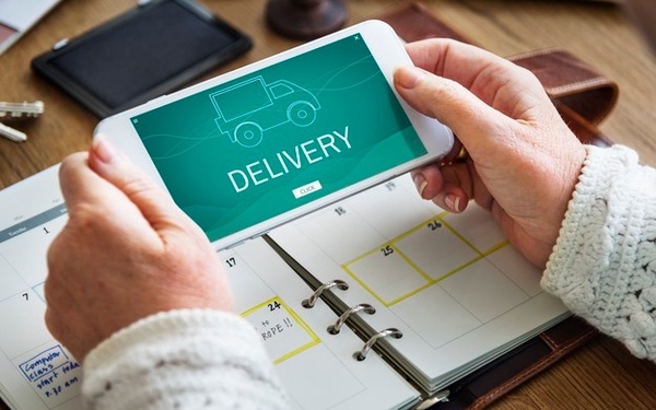 El Entono actual y las relaciones con los Proveedores Dirigido a<br><br> Profesionales de empresas de actividad logística que quieran ampliar sus conocimientos en relación el departamento de compras y proveedores poniendo especial énfasis en operarios, mandos intermedios, directores.<br><br> Descripción<br><br> Con este contenido de curso profesional el alumnado conocerá la forma más eficaz de establecer relación con los proveedores, así como la gestión de compras y los cambios en las relaciones con los proveedores.<br><br> COMPETENCIAS<br><br> 1.Introducción al concepto de marketing, cómo y para qué se utiliza y la correcta relación con los proveedores para una buena gestión y eficacia.<br> 2.Conocer todo lo que engloba un departamento de gestión de compras, desde la venta del producto, hasta los costes de inventarios en almacén para conocer el mercado y su comportamiento.<br> 3.Conocer la adaptación de las empresas a los cambios que se van presentando y que se requieren para ser más competitivas.<br> 4.Saber la importancia de las relaciones entre proveedores y clientes, la comunicación fluida y organización entre departamentos para evolucionar.<br><br> CRITERIOS DE EVALUACIÓN (Objetivos)<br><br> 1.Saber el origen y uso del marketing y la importancia de una buena relación y comunicación con proveedores.<br> 2.Como es una relación tradicional proveedor cliente y cual puede llegar a ser su complejidad.<br> 3.Diferenciar entre inventarios para venta de producto, modelos de reposición de existencias y saber cómo se trabaja con productos finales.<br> 4.Cómo calcular cada uno de los costes de inventario y de donde surgen.<br> 5.Tipos de relaciones con proveedores, cambios en las mismas y costes derivados de estos cambios.<br> 6.Identificar y aplicar las distintas estrategias del departamento de ventas y las relaciones.