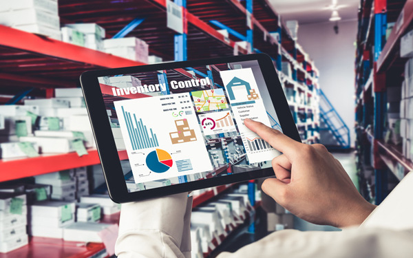 Gestión de Inventario Dirigido a<br><br> Profesionales de empresas de actividad logística que quieran ampliar sus conocimientos en relación el departamento de compras y proveedores poniendo especial énfasis en operarios, mandos intermedios, directores.<br><br> Descripción<br><br> Con este contenido de curso profesional el alumnado conocerá la gestión y comunicación en la relación con los proveedores durante el proceso de compra.<br><br> COMPETENCIAS<br><br> 1.Conocer con claridad los objetivos que persigue el departamento de compras para gestionarlo de manera eficiente.<br> 2.Aprender una eficiente gestión de proveedores, aplicando técnicas y sistemas para mejorar la comunicación y establecer relaciones duraderas.<br><br> CRITERIOS DE EVALUACIÓN (Objetivos)<br><br> 1.Organizar administrativamente el departamento de compras, gestionando los costes que ello conlleva.<br> 2.Aplicar herramientas SRM, aprender sistemas de comunicación y claves para la integración de proveedores.