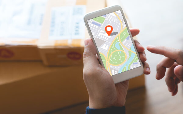 Dirigido a<br><br>   Profesionales de empresas de actividad logística que quieran ampliar sus conocimientos en relación a la distribución de mercancías, poniendo especial énfasis en operarios, mandos intermedios, directores.<br><br>  Descripción<br><br>  Con  este  contenido  de  curso  profesional  el  alumnado  tendrá  una  primera  toma  de  contacto  con  la distribución  urbana  de  mercancías,  tratando  aspectos  como los  servicios  de  distribución  urbana,  así como los sistemas inteligentes de transporte y los contratos de transporte y seguro.<br><br>  COMPETENCIAS<br><br> 1.Introducción a la distribución urbana de mercancías y sus características específicas como último eslabón de la cadena logística.<br> 2.Conocer  todo  lo  referente  a  las  características  de  reparto  y  organización  de  la  distribución capilar.<br> 3.Conocer la normativa sobre el tacógrafo, las responsabilidades de la empresa de transporte y lo relativo  a sus  actividades,  cuáles  son  los  tiempos  de  conducción y  descanso,  para  realizar  rutas de la forma más óptima posible.<br> 4.Conocer  la  normativa  mercantil  del  contrato  de  transporte,  su  contenido  y  características,  las responsabilidades del transportista y la importancia de juntas arbitrales, el contrato de seguro y todo  lo  relativo  a  inspección  y  régimen  sancionador, para  una  contratación  más  óptima  y eficiente.<br><br>  CRITERIOS DE EVALUACIÓN (Objetivos)<br><br> 1.Aprender las características principales de la distribución capilar y los agentes que intervienen.<br> 2.Conocerán  la  importancia  de  Los  itinerarios,  que  pueden  ser  centralizados  o  con  paradas múltiples, las características del reparto y optimización de la ruta.<br>  3.Aprender  los  tiempos  máximos  de  conducción  y  los  tiempos  mínimos  de  descanso.<br>  Conocer  la utilización de sistemas informáticos que facilitan la planificación de rutas.<br> 4.Conocer el contrato de transporte, su contenido, sus características y su regulación.<br> Aprender en que se basa un contrato de seguro y su aplicación.