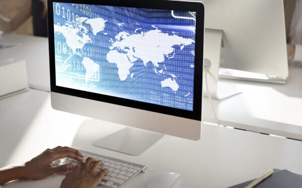 Dirigido a<br><br>   Profesionales de empresas de actividad logística que quieran ampliar sus conocimientos en relación al marketing internacional, poniendo especial énfasis en operarios, mandos intermedios, directores.<br><br>  Descripción<br><br>  Con  este  contenido de  curso profesional  el  alumno  conocerá  el  marketing  internacional  en  empresas de  actividad logística,  se  abarcarán  aspectos  como  la  economía  global,  la  naturaleza  del  marketing internacional, los beneficios del comercio internacional, el proceso de internalización de las empresas y las formas de entrada en los mercados internacionales.<br><br>  COMPETENCIAS<br><br> 1.Conocer el proceso de globalización, las fuerzas impulsoras, ventajas y riesgos, niveles de globalización, corporaciones económicas internacionales, para un mayor conocimiento de la economía global.<br> 2.Conocer las bases generales del marketing doméstico y el marketing internacional, así como los distintos ambientes, para el análisis óptimo del entorno.<br> 3.Conocer las teorías del comercio internacional, los modelos y la hipótesis del ciclo de vida de un producto, los instrumentos de política y políticas comerciales, para obtener unos mejores beneficios del comercio internacional.<br> 4.Conocer la internalización de la empresa, la investigación, selección, tamaño y potencial de mercados, para buena internalización de la empresa.<br> 5.Conocer qué es la exportación directa e indirecta y conocer otras formas de entrada en los mercados internacionales, para determinar la mejor forma de entrada en los mercados internacionales.<br><br>  CRITERIOS DE EVALUACIÓN (Objetivos)<br><br> 1.Conocer qué son la OMC, FMI OCDE Y G20 y su papel en la globalización.<br> 2.Estudiar el ambiente macro económico.<br> Realizar estudios del entorno de un país.<br> 3.Aprender el modelo de ventaja comparativa y modelo de Hecksher Ohlin.<br> Ver qué son barreras arancelarias, licencias de importación, medidas normalización, etc.<br>  4.Ver el análisis DAFO y ver la investigación de gabinete.<br> Ver el método de evaluación de las empresas.<br> Ver los distintos grados de rivalidad.<br>  5.Ver conductos de gestión, y empresa Joint Ventures.