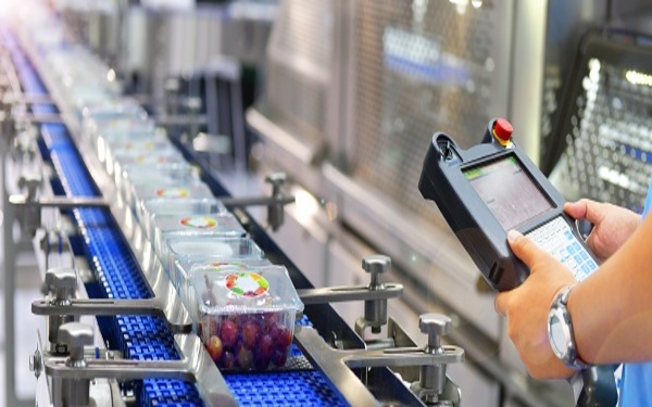 La Organizaci贸n Fabril Dirigido a<br><br> Profesionales de empresas de actividad log铆stica que quieran ampliar sus conocimientos en relaci贸n a la organizaci贸n de la producci贸n industrial, poniendo especial 茅nfasis en operarios, mandos intermedios, directores.<br><br> Descripci贸n<br><br> Con este contenido de curso profesional el alumnado aprender谩 todo lo relacionado con la organizaci贸n de la producci贸n industrial, se abarcar谩n temas relacionados con la organizaci贸n fabril, as铆 como la capacidad industrial.<br><br> COMPETENCIAS<br><br> 1.Conocer y familiarizarnos con el concepto de producci贸n y saber cu谩les la naturaleza de los procesos productivos para saber organizar la producci贸n y los tiempos de respuesta en f谩brica.<br> 2.Analizar cu谩les son las caracter铆sticas de la producci贸n, y los distintos modelos de organizaci贸n para saber elegir entre ellos.<br> 3.Conocer el concepto de capacidad industrial, los tipos de capacidad que hay y sus caracter铆sticas para saber utilizar cada tipo y saber gestionarlo.<br><br> CRITERIOS DE EVALUACI脫N (Objetivos)<br><br> 1.Conocer el proceso productivo.<br> 2.Distinguir los distintos modelos de organizaci贸n.<br> 3.Identificar las caracter铆sticas de la capacidad industrial.