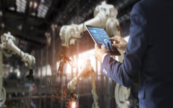 La Capacidad Industrial Dirigido a<br><br> Profesionales de empresas de actividad log铆stica que quieran ampliar sus conocimientos en relaci贸n a la organizaci贸n de la producci贸n industrial, poniendo especial 茅nfasis en operarios, mandos intermedios, directores.<br><br> Descripci贸n<br><br> Con este contenido de curso profesional el alumnado aprender谩 todo lo relacionado con la organizaci贸n de la producci贸n industrial, se abarcar谩n temas relacionados con la organizaci贸n y planificaci贸n fabril, la capacidad industrial, as铆 como la din谩mica del plan de producci贸n.<br><br> COMPETENCIAS<br><br> 1.Conocer y familiarizarnos con el concepto de producci贸n y saber cu谩les la naturaleza de los procesos productivos para saber organizar la producci贸n y los tiempos de respuesta en f谩brica.<br> 2.Analizar cu谩les son las caracter铆sticas de la producci贸n, y los distintos modelos de organizaci贸n para saber elegir entre ellos.<br> 3.Conocer el concepto de capacidad industrial, los tipos de capacidad que hay y sus caracter铆sticas para saber utilizar cada tipo y saber gestionarlo.<br> 4.Aprender c贸mo es el proceso de fabricaci贸n fabril y los sistemas de planificaci贸n para conocer e identificar los objetivos de la planificaci贸n industrial.<br> 5.Estudiar el plan maestro de producci贸n, las estrategias de producci贸n y sus costes para diferenciarlas y elegir la correcta.<br><br> CRITERIOS DE EVALUACI脫N (Objetivos)<br><br> 1.Conocer el proceso productivo.<br> 2.Distinguir los distintos modelos de organizaci贸n.<br> 3.Identificar las caracter铆sticas de la capacidad industrial.<br> 4.Gestionar los objetivos de la planificaci贸n industrial.<br> 5.Distinguir entre los m茅todos de las estrategias de producci贸n.