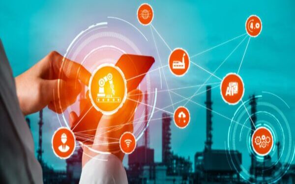 Productividad Industrial Dirigido a<br><br> Profesionales de empresas de actividad logística que quieran ampliar sus conocimientos en relación a la logística inversa, poniendo especial énfasis en operarios, mandos intermedios, directores.<br><br> Descripción<br><br> Con este contenido de curso profesional el alumnado trabajará el concepto y la importancia de la logística inversa, abarcando aspectos como el flujo de retorno de mercancía, la gestión de las devoluciones y residuos, los sistemas integrados de gestión, así como las redes y procesos operativos de la logística inversa, además de la importancia de la logística inversa en el comercio electrónico.<br><br> COMPETENCIAS<br><br> 1.Conocer y familiarizarse con el concepto de logística inversa, para aprender qué actividades la componen y cuáles son sus objetivos y su estrategia.<br> 2.Aprender qué es el flujo de retorno de mercancía y conocer su tipología para, saber que opciones de recuperación de los productos tenemos.<br> 3.Aprender que son las devoluciones y su política, para así saber cómo gestionar una devolución y cuál es su procedimiento.<br> 4.Conocer cuál es la causa de los productos desechados en el proceso productivo, para saber cómo es la gestión de sus residuos y cuál es su proceso de recogida.<br> 5.Conocer que es un Sistema Integrado de Gestión y su funcionamiento, para entender la importancia que tienen en la ayuda de recogida y reciclado de productos desechados.<br> 6.Conocer que son las redes de logística inversa y las diferencias entre ellas, para aprender los factores clave de su organización y diseño.<br> 7.Identificar cuáles son los procesos operativos en la logística inversa, para conocer el ciclo de un producto desde su recogida hasta su distribución o eliminación.<br> 8.Aprender cómo se lleva a cabo la logística inversa en el comercio electrónico y su importancia, para saber fidelizar clientes y crear una empresa competitiva.<br><br> CRITERIOS DE EVALUACIÓN (Objetivos)<br><br> 1.Identificar los retos de la logística inversa.<br> 2.Identificar los tipos de flujo de retorno.<br> 3.Gestionar una devolución.<br> 4.Clasificar los residuos.<br> 5.Conocer el SIG en España.<br> 6.Identificar las diferencias entre redes.<br> 7.Identificar los indicadores de control.<br> 8.Conocer el ciclo operativo en comercio electrónico.