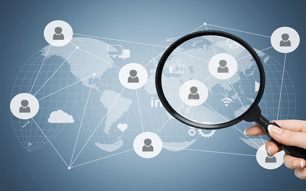 Gestión de las Evaluaciones Dirigido a<br><br> Profesionales de empresas de actividad logística que quieran ampliar sus conocimientos en relación a la logística inversa, poniendo especial énfasis en operarios, mandos intermedios, directores.<br><br> Descripción<br><br> Con este contenido de curso profesional el alumnado trabajará el concepto y la importancia de la logística inversa, abarcando aspectos como el flujo de retorno de mercancía, la gestión de las devoluciones y residuos, así como los sistemas integrados de gestión (SIG).<br> <br> COMPETENCIAS<br><br> 1.Conocer y familiarizarse con el concepto de logística inversa, para aprender qué actividades la componen y cuáles son sus objetivos y su estrategia.<br> 2.Aprender qué es el flujo de retorno de mercancía y conocer su tipología para, saber que opciones de recuperación de los productos tenemos.<br> 3.Aprender qué son las devoluciones y su política, para así saber cómo gestionar una devolución y cuál es su procedimiento.<br> 4.Conocer cuál es la causa de los productos desechados en el proceso productivo, para saber cómo es la gestión de sus residuos y cuál es su proceso de recogida.<br> 5.Conocer qué es un Sistema Integrado de Gestión y su funcionamiento, para entender la importancia que tienen en la ayuda de recogida y reciclado de productos desechados.<br><br> CRITERIOS DE EVALUACIÓN (Objetivos)<br><br> 1.Identificar los retos de la logística inversa.<br> 2.Identificar los tipos de flujo de retorno.<br> 3.Gestionar una devolución.<br> 4.Clasificar los residuos.<br> 5.Conocer el SIG en España.