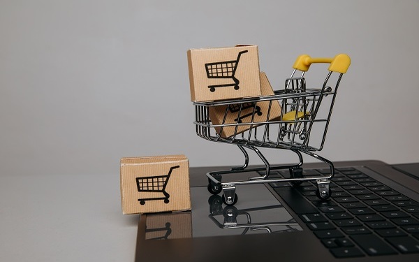 Logística Inversa de Comercion Electrónico Dirigido a<br><br> Profesionales de empresas de actividad logística que quieran ampliar sus conocimientos en relación al E-commerce y e-logistic, poniendo especial énfasis en operarios, mandos intermedios, directores.<br><br> Descripción<br><br> Con este contenido de curso profesional el alumnado aprenderá a identificar las características del cliente 5.<br>0, además abarcará temas relacionados con la gestión operativa de las empresas en logística, las tecnologías disruptivas, así como la importancia que tiene el factor humano en las empresas para llegar a una cultura de la logística 5.0.<br><br> COMPETENCIAS<br><br> 1.Conocer y familiarizarnos con el cliente 5.0 y lo que este va a demandar para saber los cambios que necesita la logística actual y convertirse en logística 5.0.<br> 2.Conocer la gestión y operativa que necesitan las empresas hacia la logística 5.0 para saber desarrollar todos y cada uno de los pasos necesarios para ello y saber implementarlos en la empresa.<br> 3.Conocer las tecnologías disruptivas para saber como utilizarlas en la empresa y como gracias a ellas se puede ser más competitivo.<br> 4.Reconocer la importancia que tiene el factor humano en las empresas, para así aprender a gestionar e implementar el cambio cultural necesario para la logística 5.0.<br><br> CRITERIOS DE EVALUACIÓN (Objetivos)<br><br> 1.Identificar las características del cliente 5.0.<br> 2.Reconocer la importancia de la resiliencia.<br> 3.Conocer las tecnologías del futuro.<br> 4.Conocer la cultura empresarial.