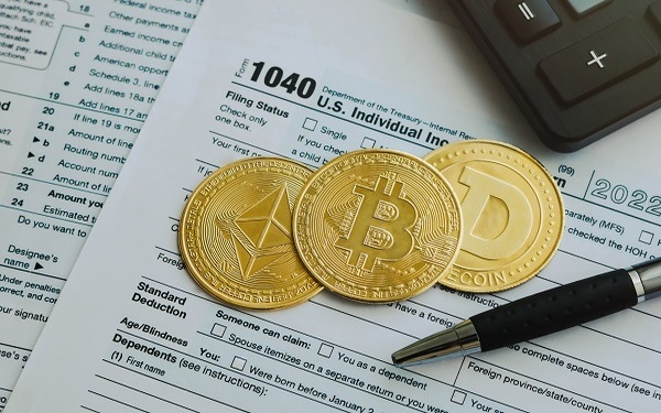Fiscalidad en el Comercio Internacional Dirigido a<br><br> Profesionales de empresas de actividad logística que quieran ampliar sus conocimientos en fiscalidad en el comercio internacional, poniendo especial énfasis en operarios, mandos intermedios, directores.<br><br> Descripción<br><br> Con este contenido de curso profesional el alumnado ampliará sus conocimientos sobre fiscalidad en el comercio internacional, para ello trabajará temas relacionados con los impuestos básicos, y la gestión del IVA en operaciones intracomunitarias.<br><br> COMPETENCIAS<br><br> 1.Conocer los impuestos básicos para entender el funcionamiento y las consideraciones generales de la fiscalidad.<br> 2.Conocer cómo funciona el IVA en las operaciones intracomunitarias para saber identificar que operaciones están sujeta a IVA y cuáles no.<br><br> CRITERIOS DE EVALUACIÓN (Objetivos)<br><br> 1.Conocer los elementos de la fiscalidad.<br> 2.Conocer los tipos impositivos de IVA.